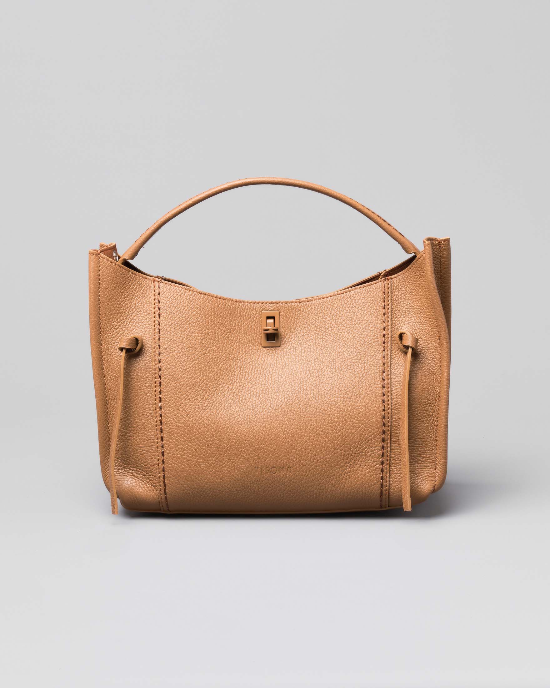 Borsa color cammello in pelle martellata a trapezio con listini a nodo