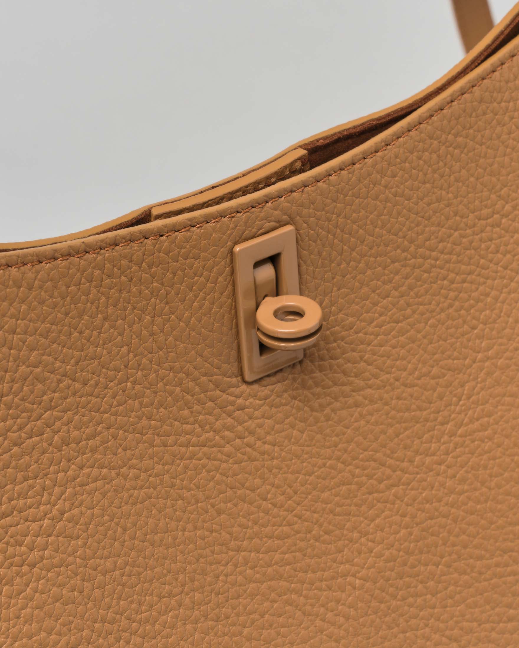 Borsa color cammello in pelle martellata a trapezio con listini a nodo image