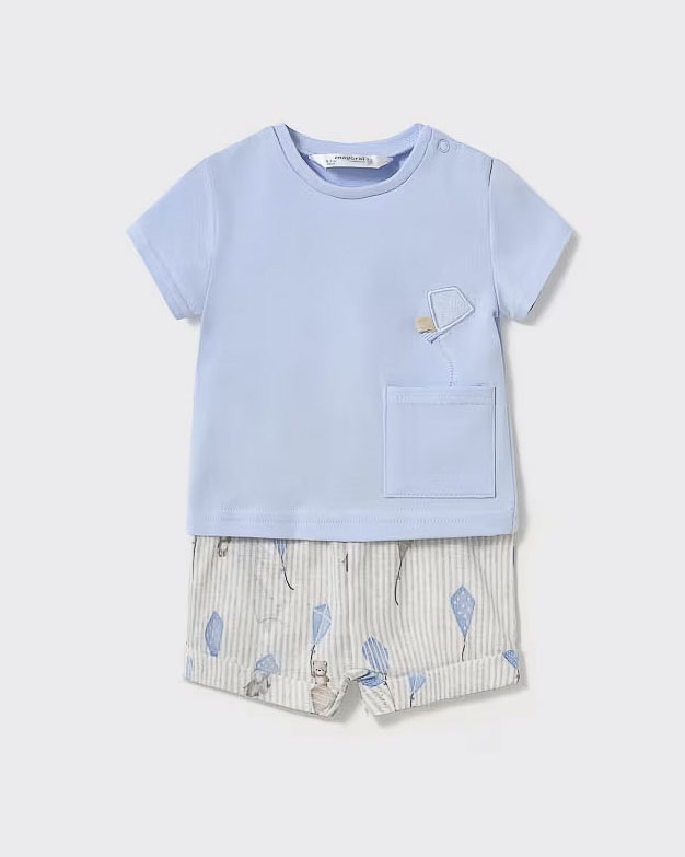 Completo t-shirt azzurra e bermuda a righe con aquiloni