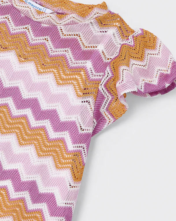 Abito rosa e arancio in fantasia chevron dal taglio dritto con maniche a volant