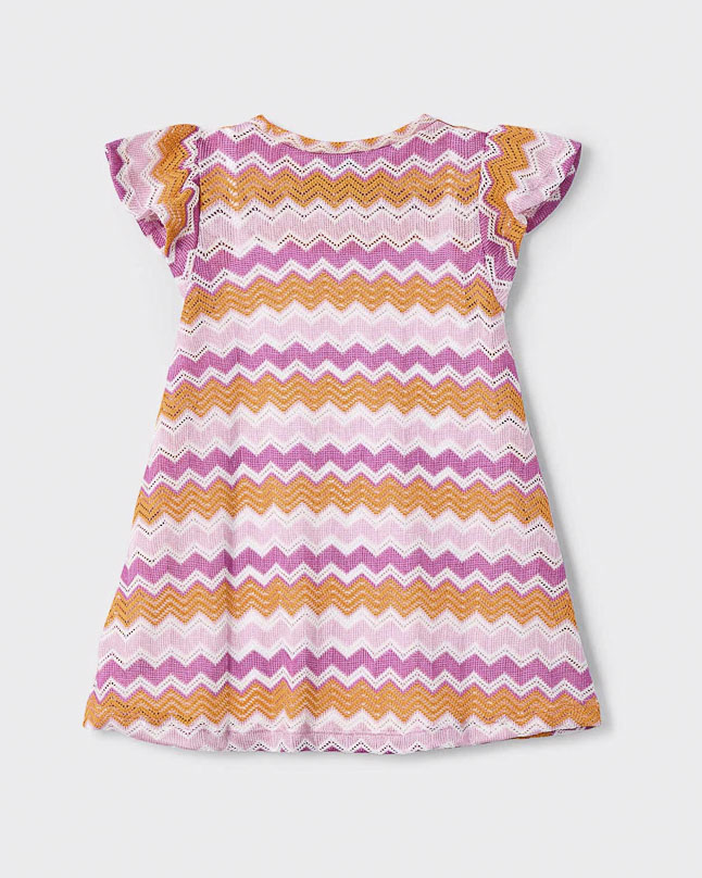 Abito rosa e arancio in fantasia chevron dal taglio dritto con maniche a volant