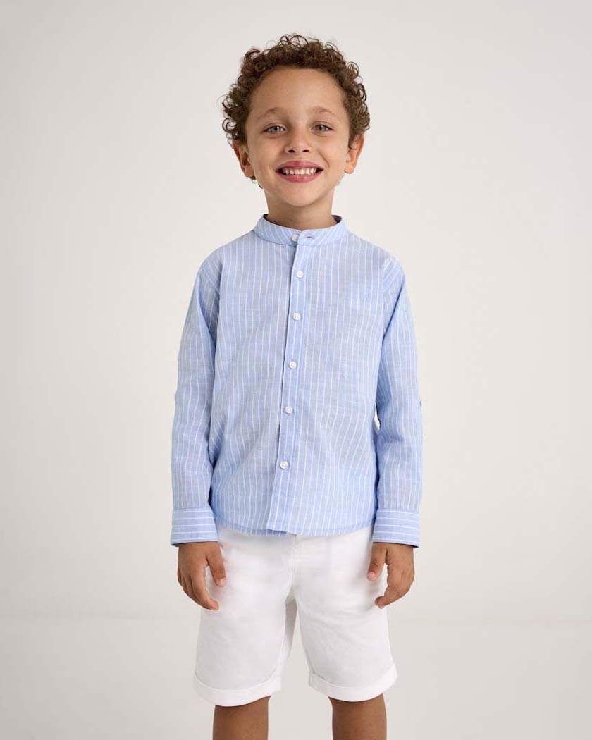 Completo camicia coreana azzurra a righe e bermuda bianco