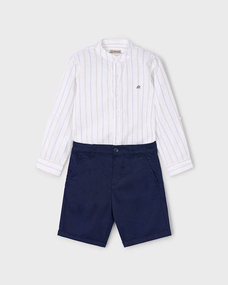 Completo camicia coreana bianca a righe e bermuda blu