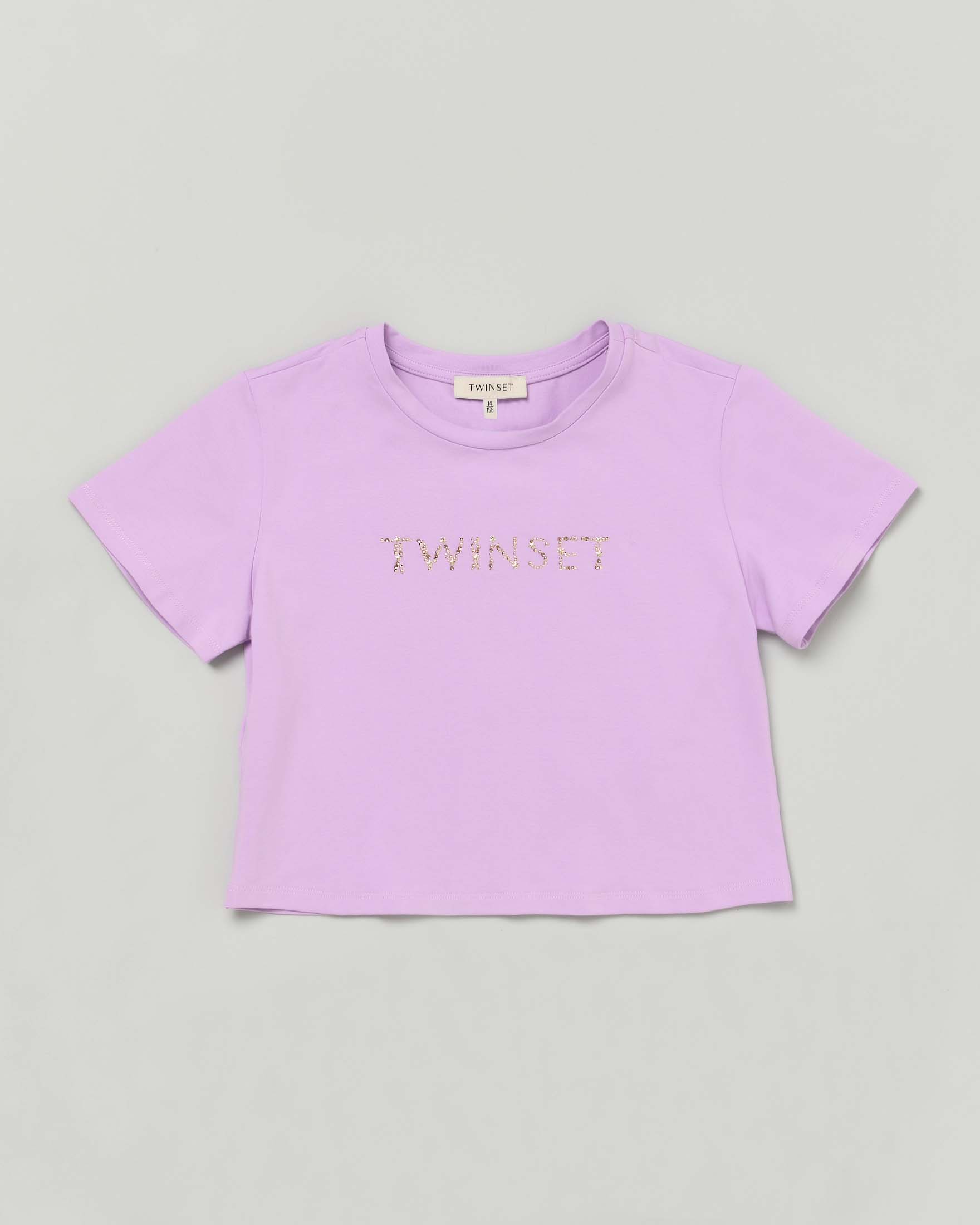 T-shirt cropped lilla con logo scritta dorata a borchiette