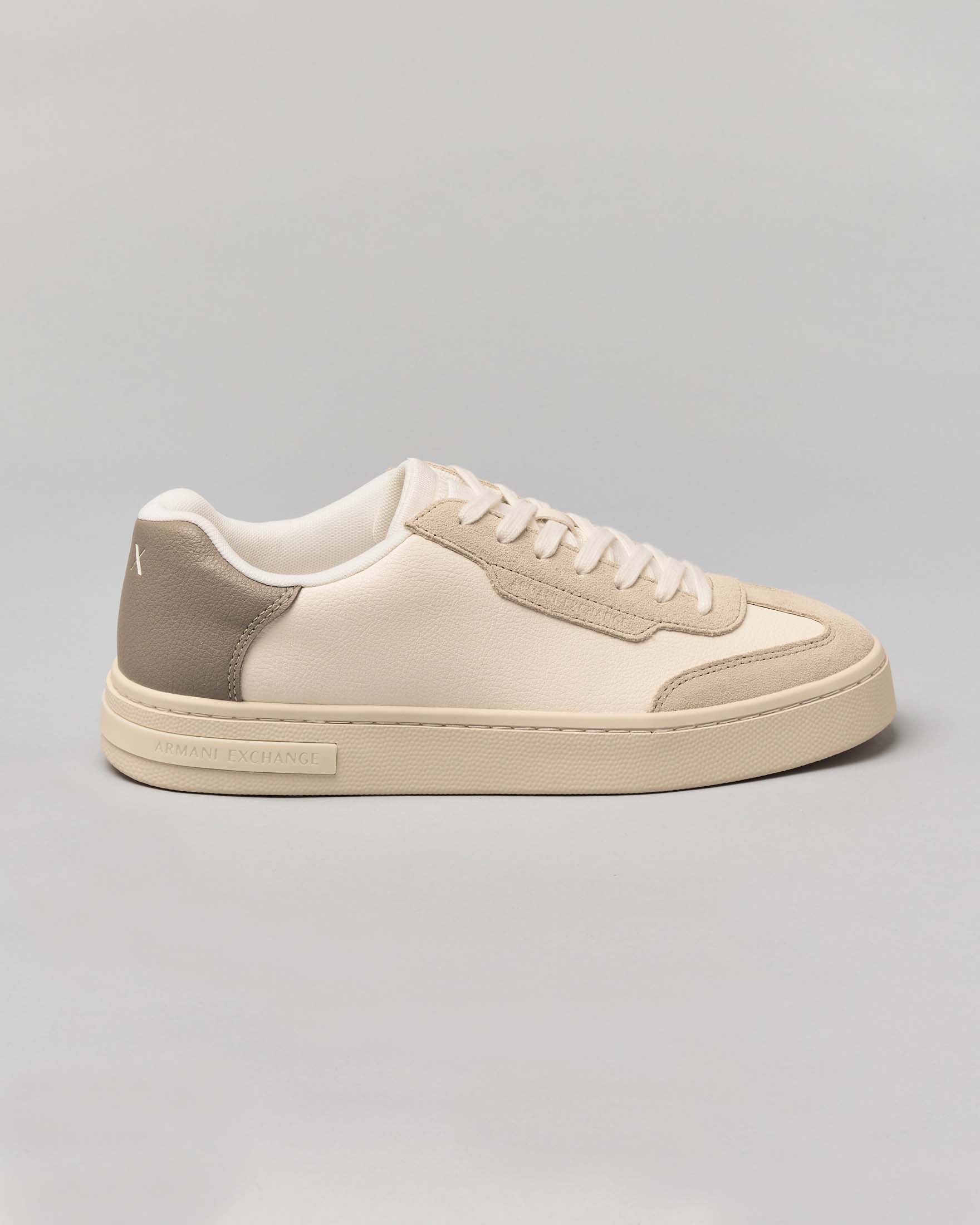 Sneakers color panna in similpelle con inserti in pelle scamosciata beige