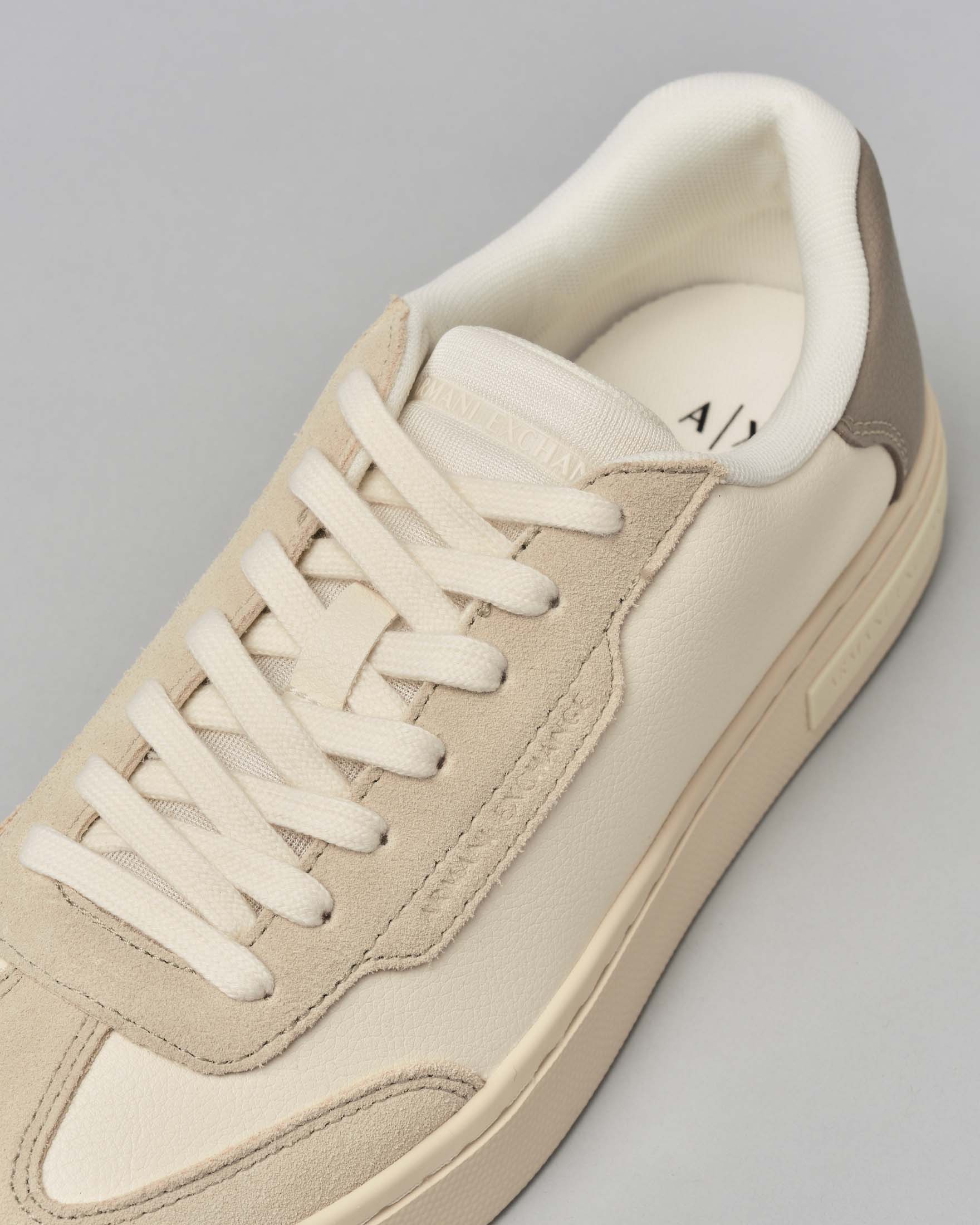 Sneakers color panna in similpelle con inserti in pelle scamosciata beige image