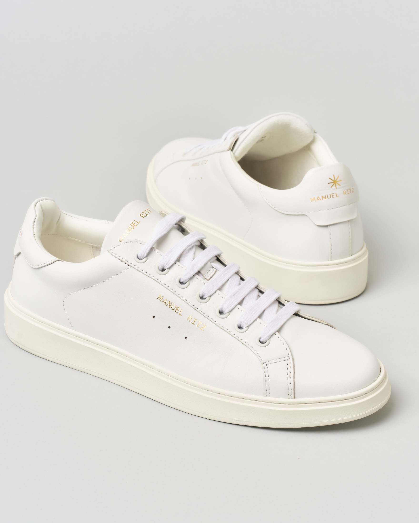 Sneakers bianche in pelle con logo scritta a lato image