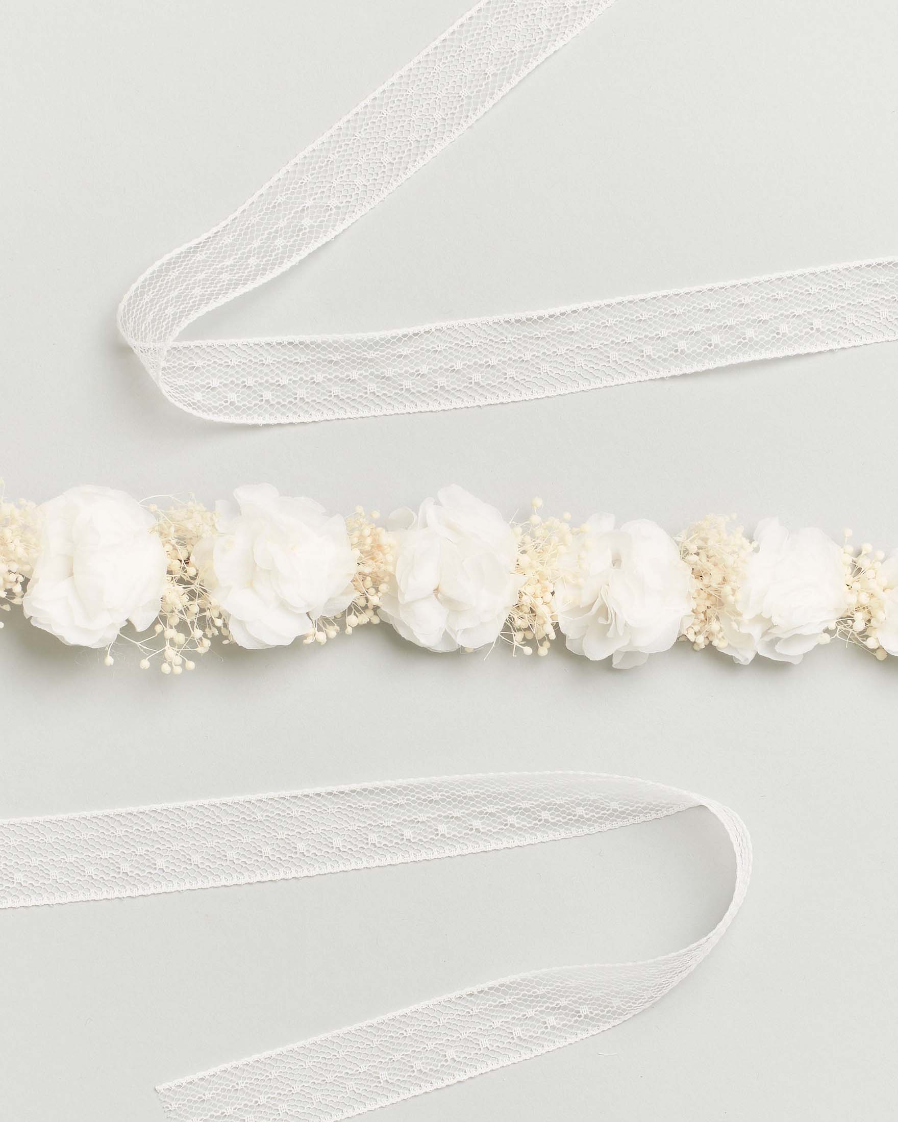 Coroncina con fiori bianchi e fiocco image