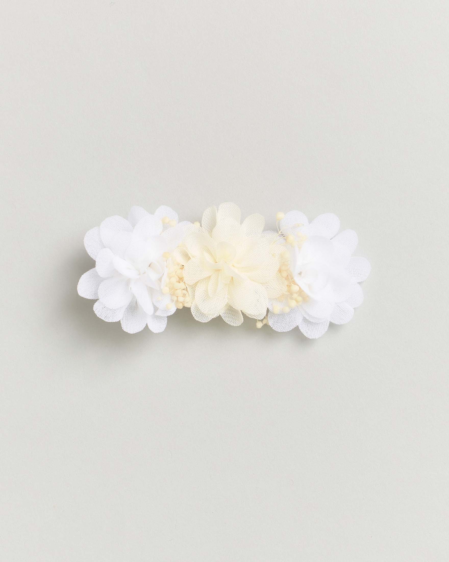 Molletta con fiori panna e bianchi