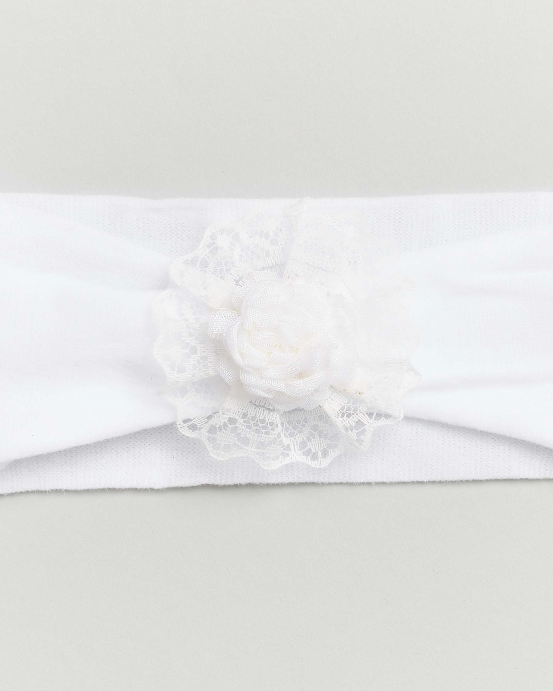 Fascia bianca da neonato con fiore in pizzo image