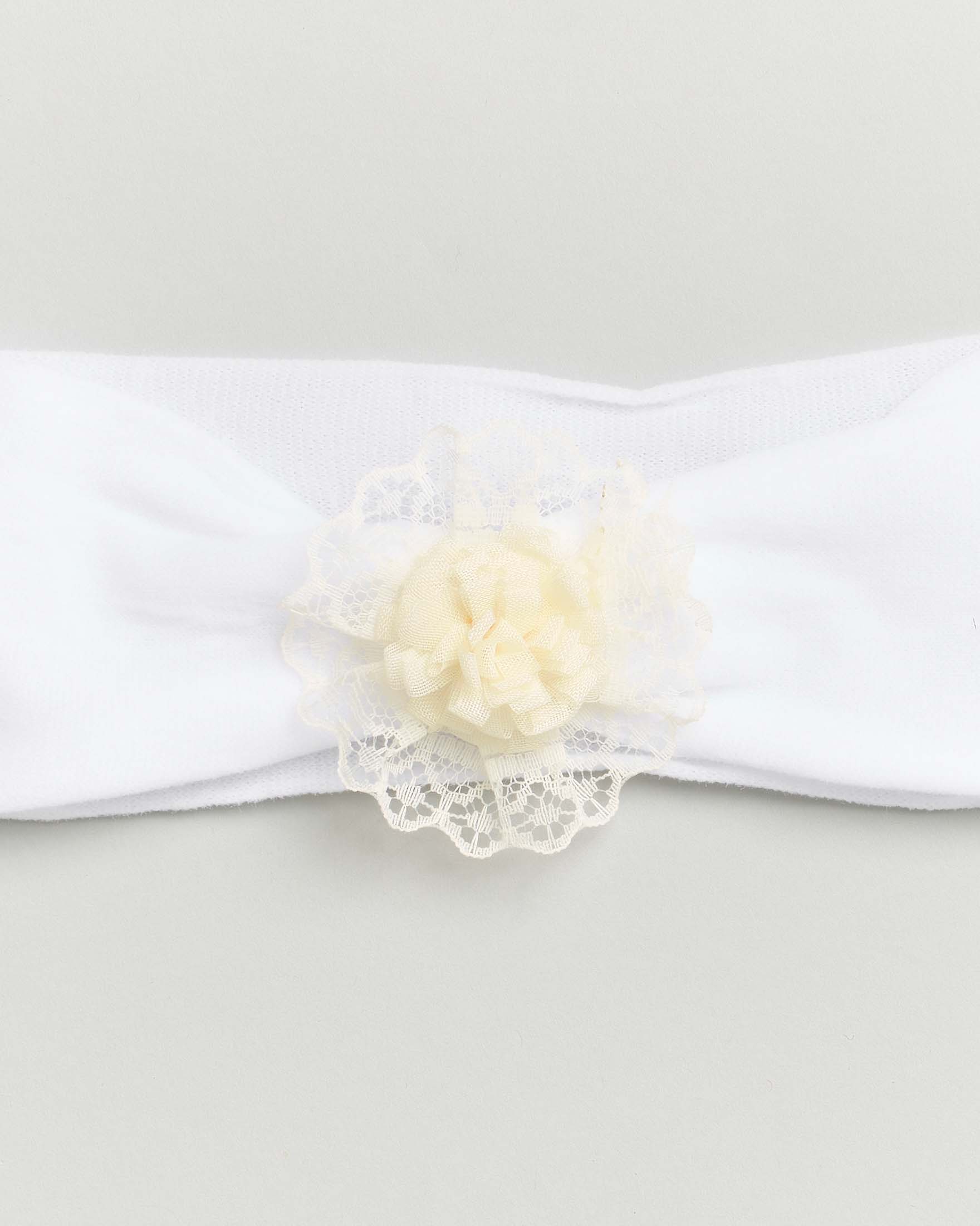 Fascia bianca da neonato con fiore in pizzo panna image