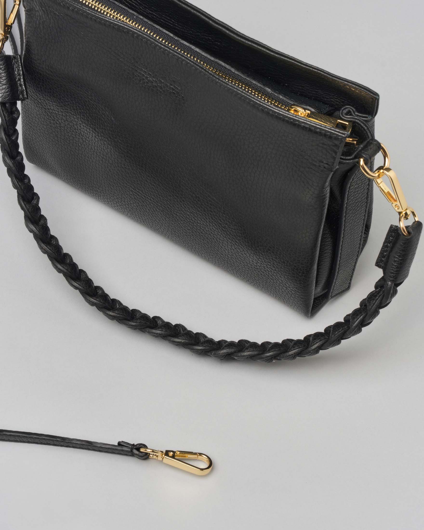 Borsa a busta nera in pelle martellata con spallaccio intrecciato e tracolla più lunga removibile image