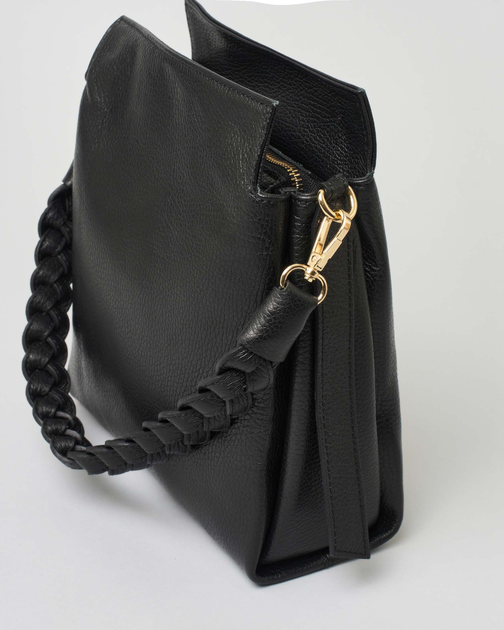 Borsa a spalla nera in pelle martellata con spallaccio intrecciato e chiusura a busta image