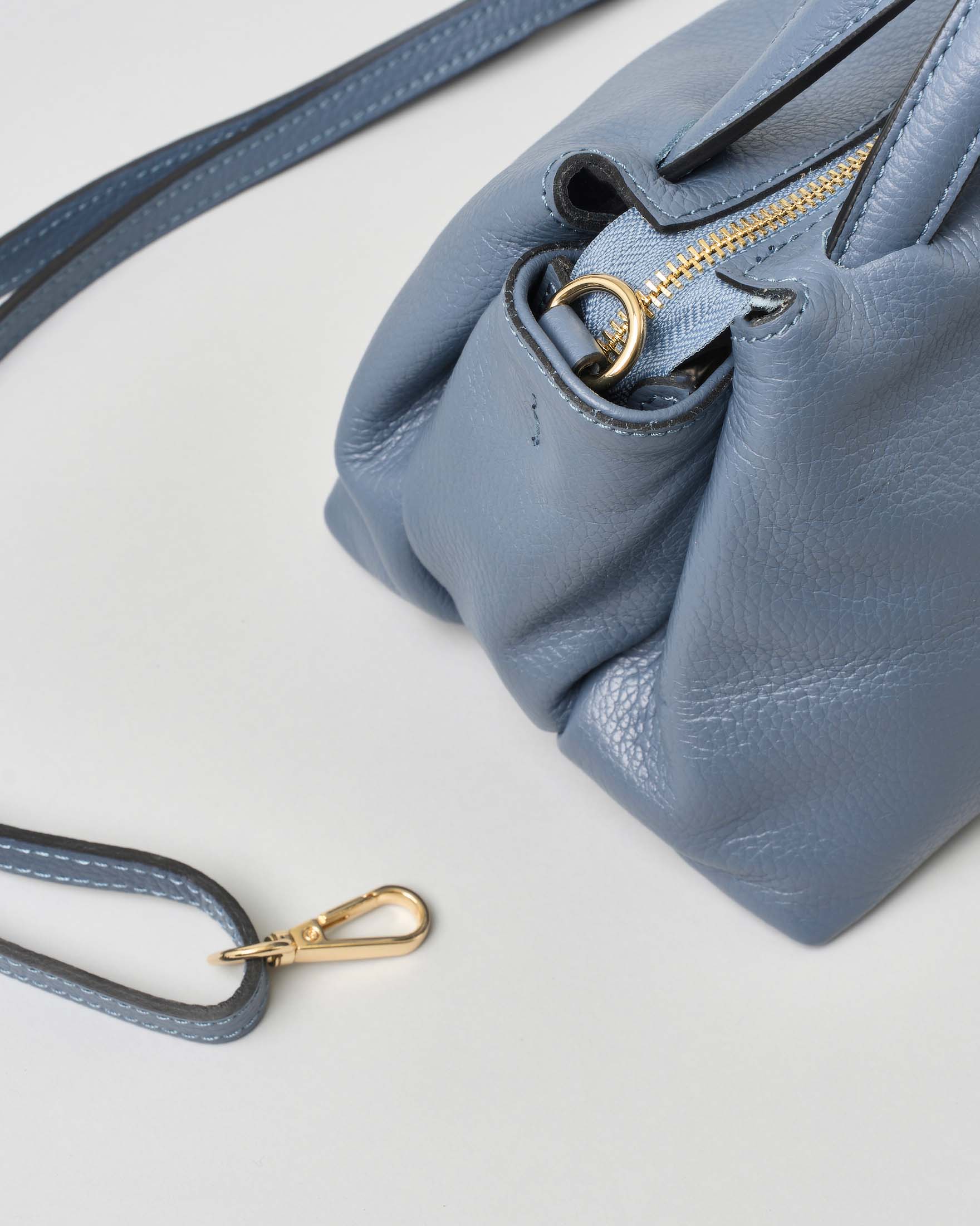 Borsa a mano piccola in pelle morbida effetto martellato color avio con tracolla più lunga rimovibile image