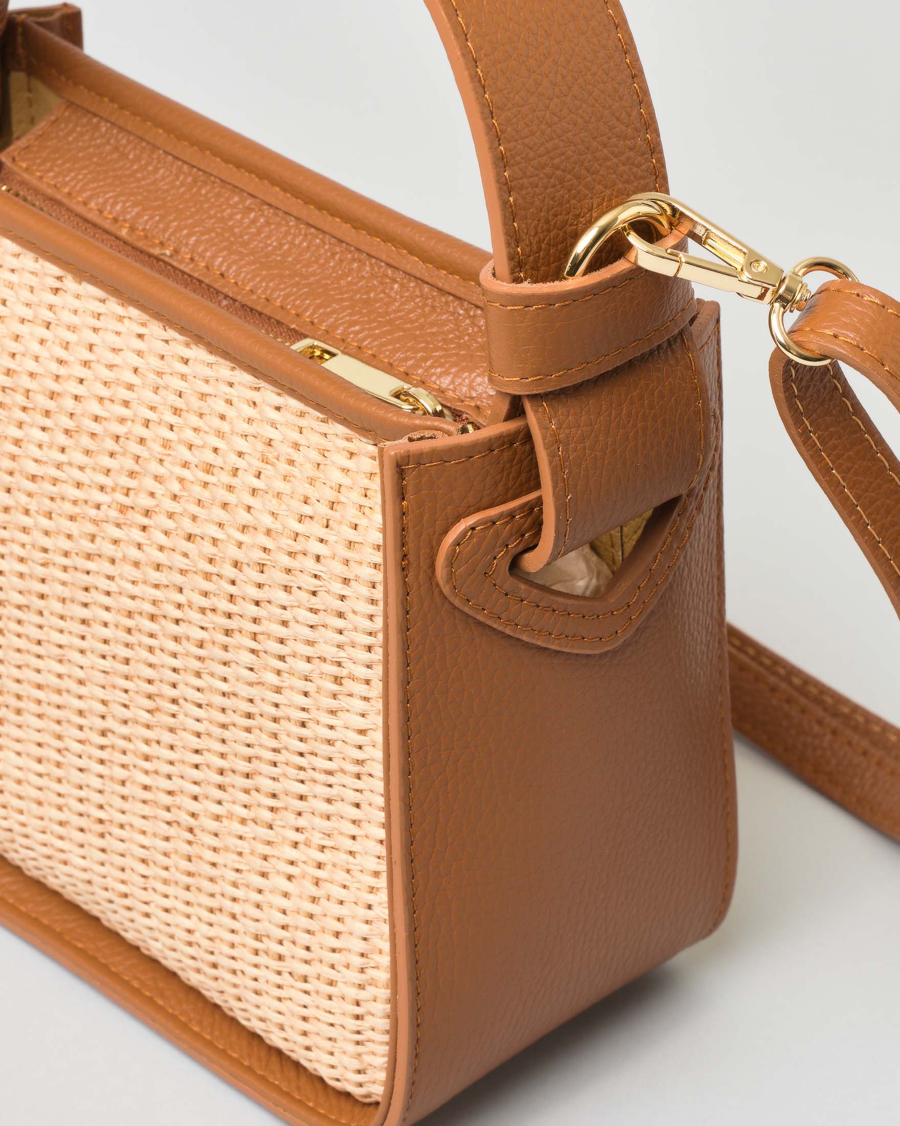 Borsa a mano piccola in raffia con profili e tracolla in pelle color cuoio image