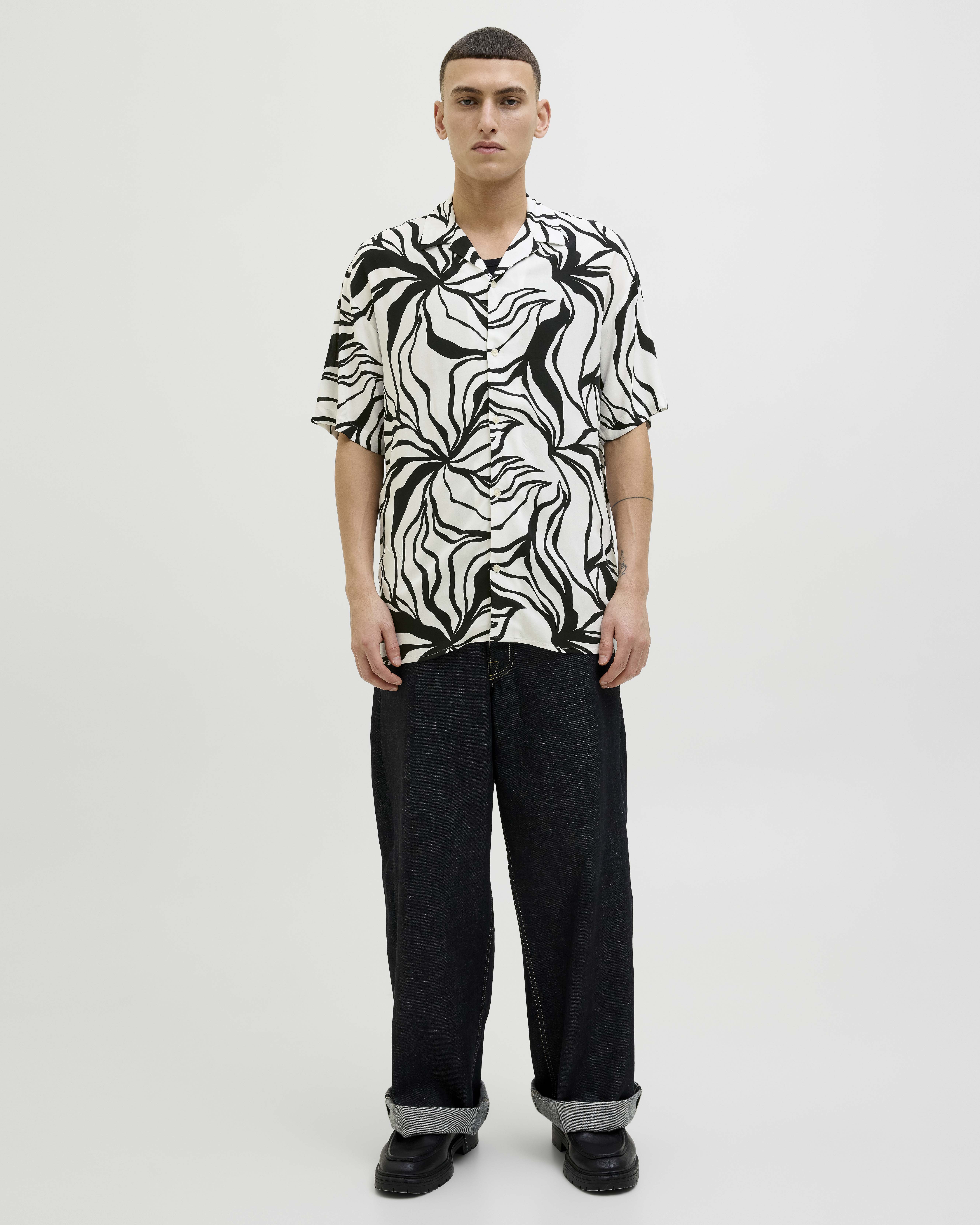 Camicia bowling a mezze maniche bianca a fantasia astratta nera