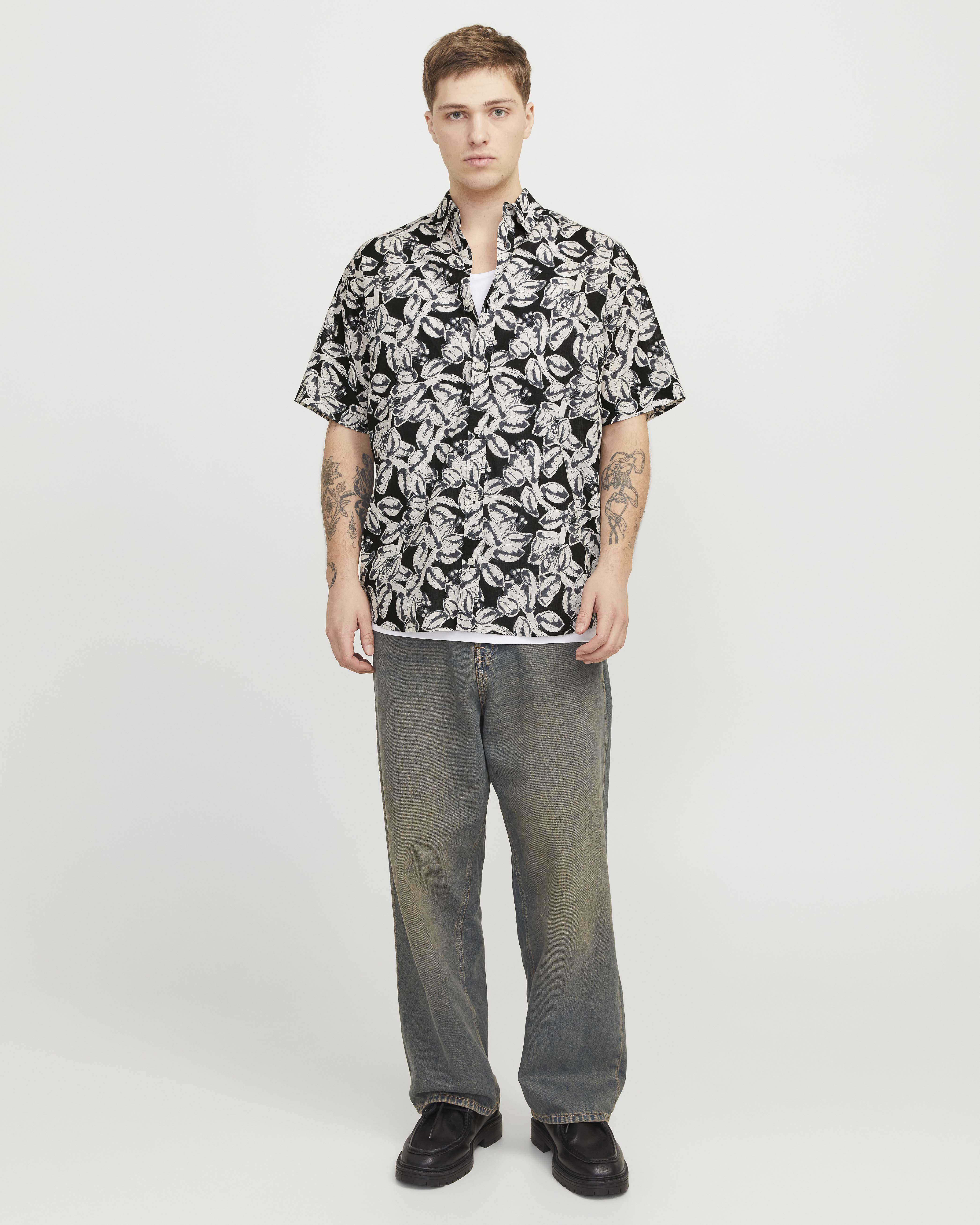 Camicia nera a mezze maniche in mussola di cotone a fantasia orchidee