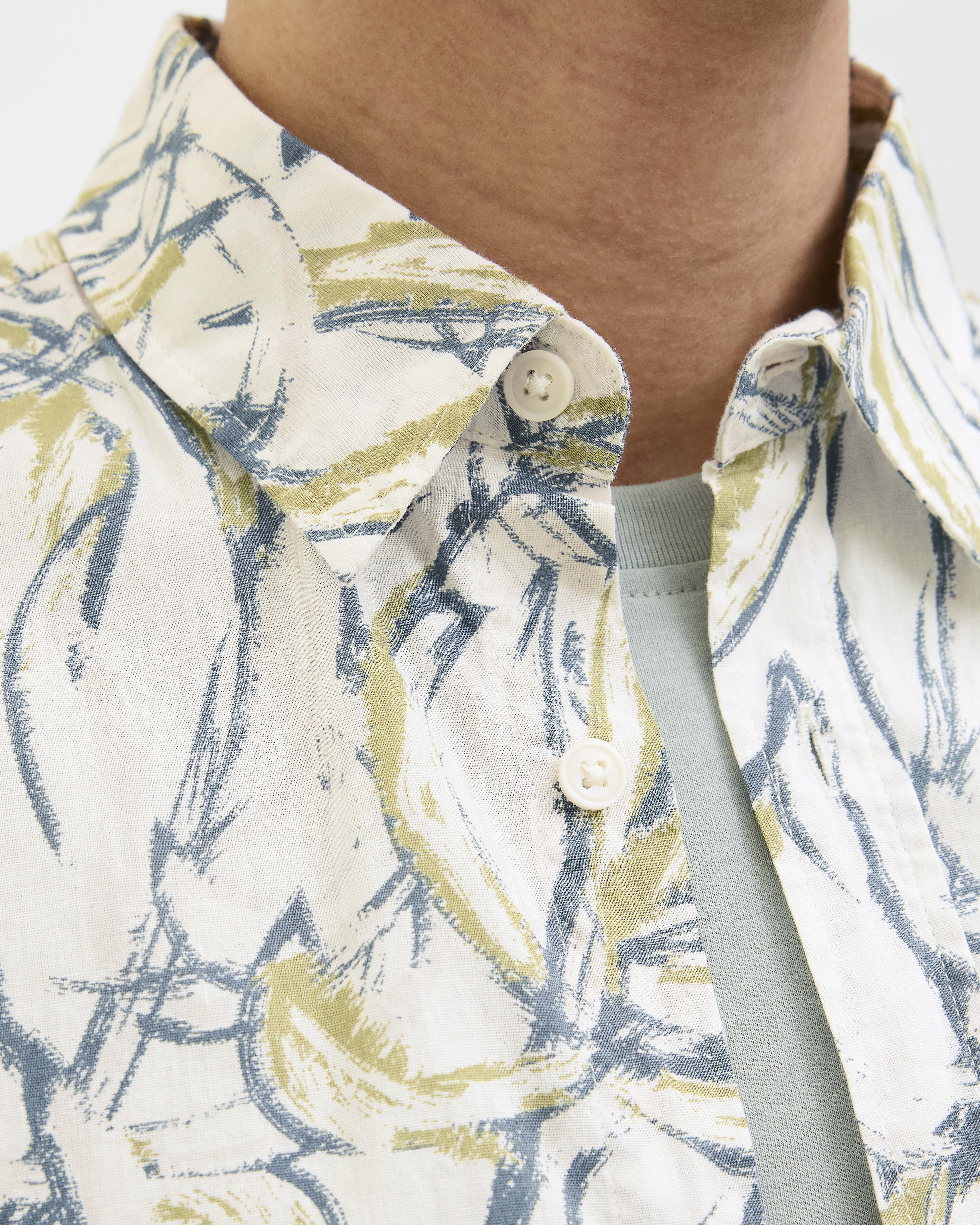 Camicia mezza manica bianca in mussola di cotone a fantasia ramage militare