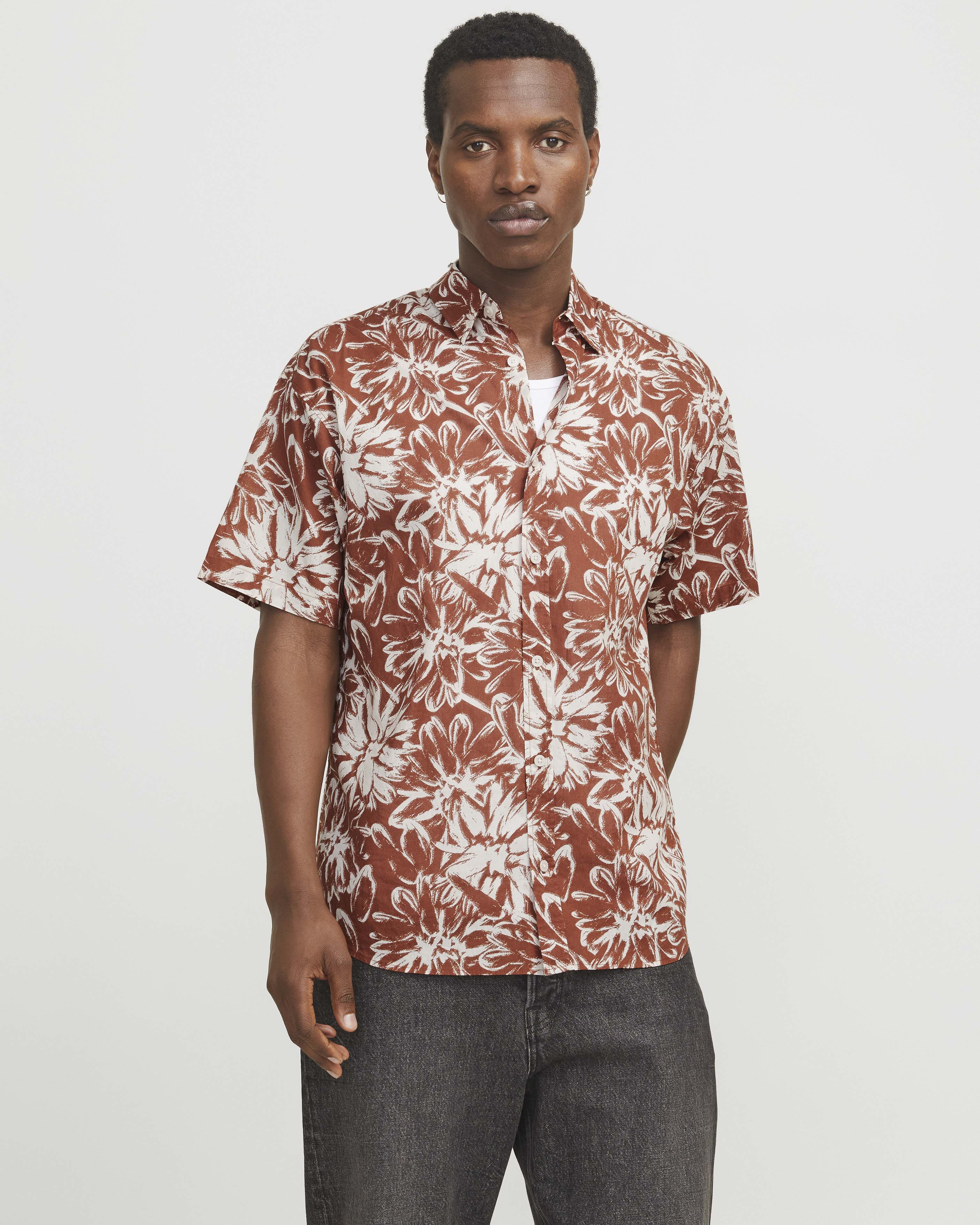 Camicia mezza manica coccio in mussola di cotone a fantasia floreale bianca