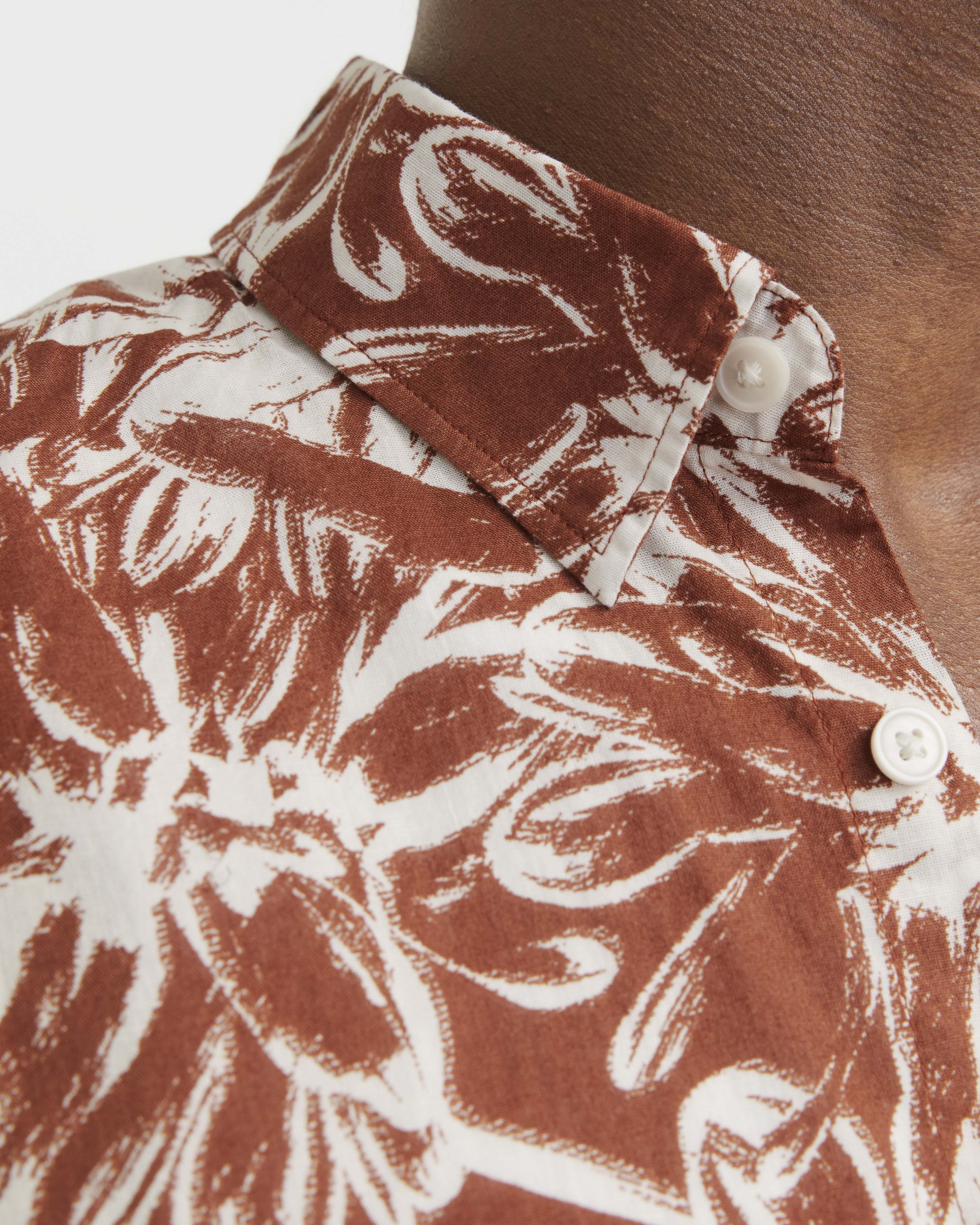 Camicia mezza manica coccio in mussola di cotone a fantasia floreale bianca
