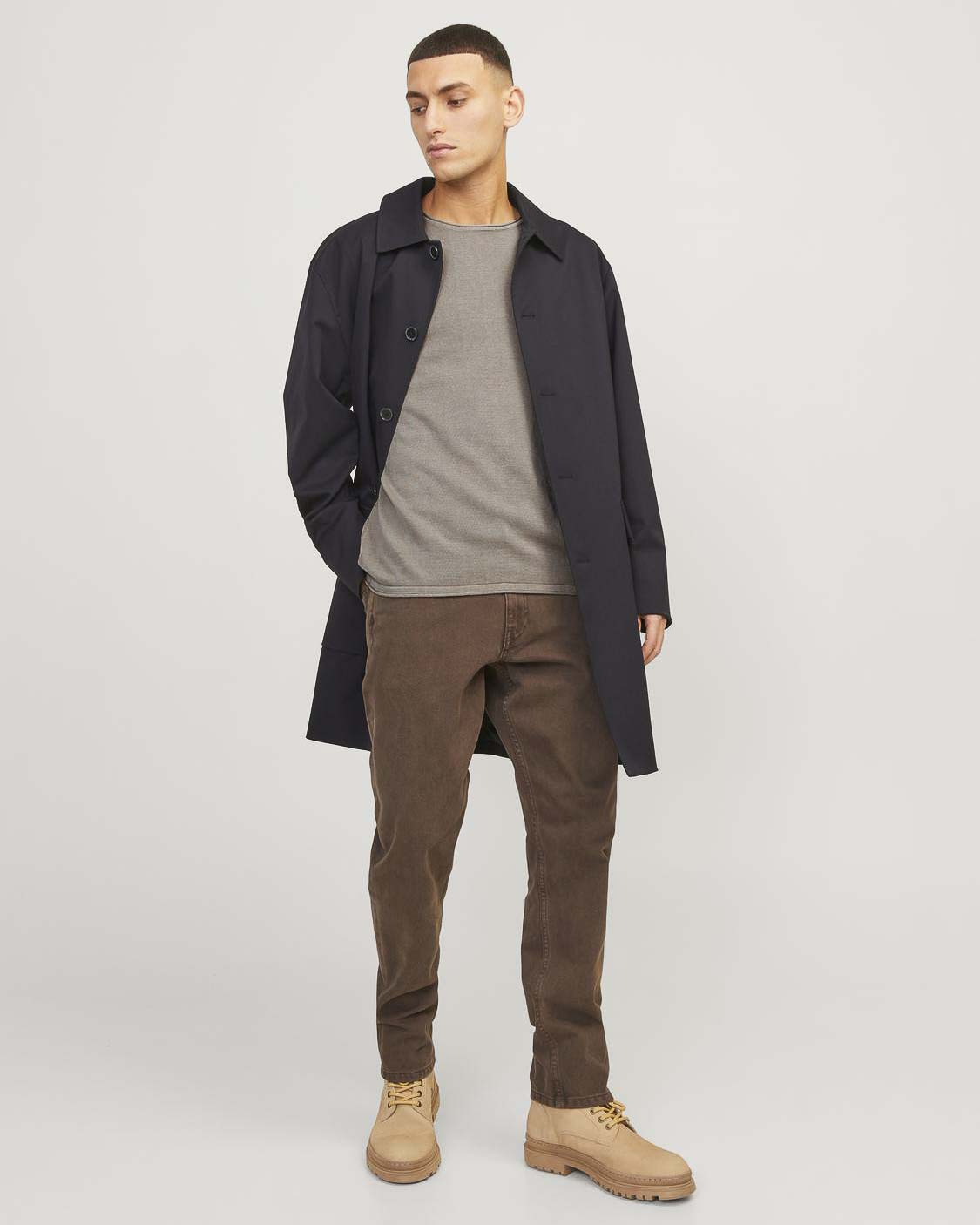 Maglia girocollo beige in puro cotone a punto rasato con bordi a rullino