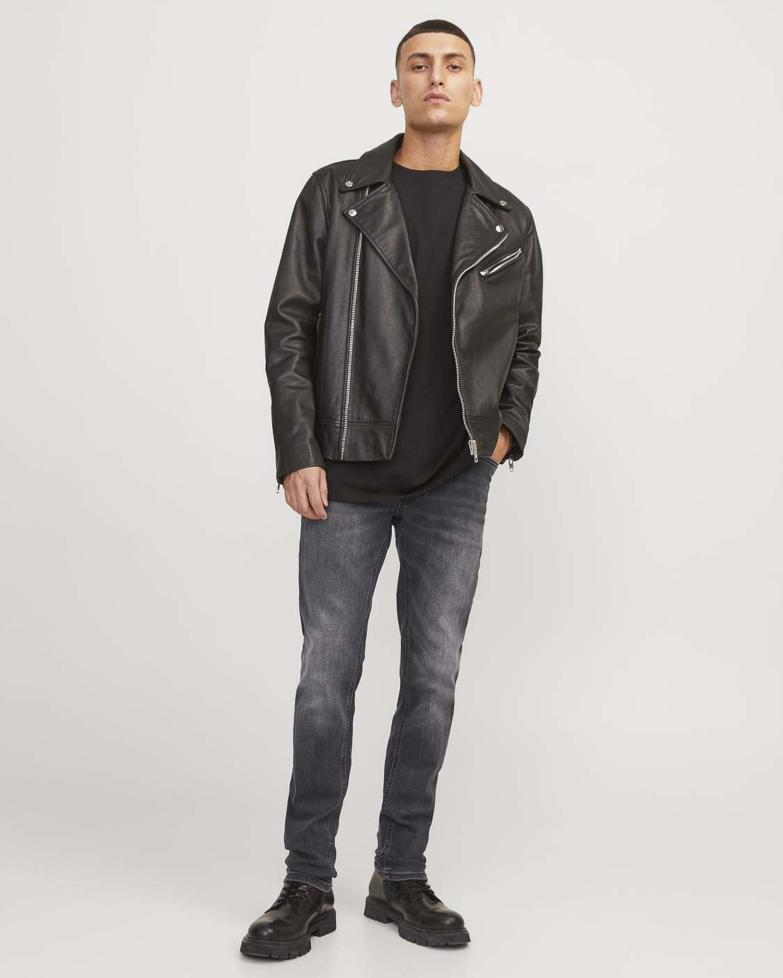 Jeans slim a vita bassa neri in cotone stretch con baffature e sabbiature