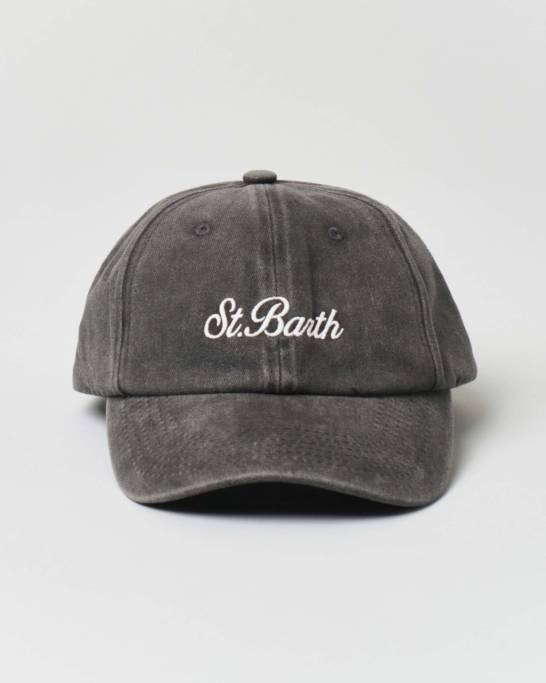 Berretto con frontino in denim nero stone washed con logo bianco ricamato