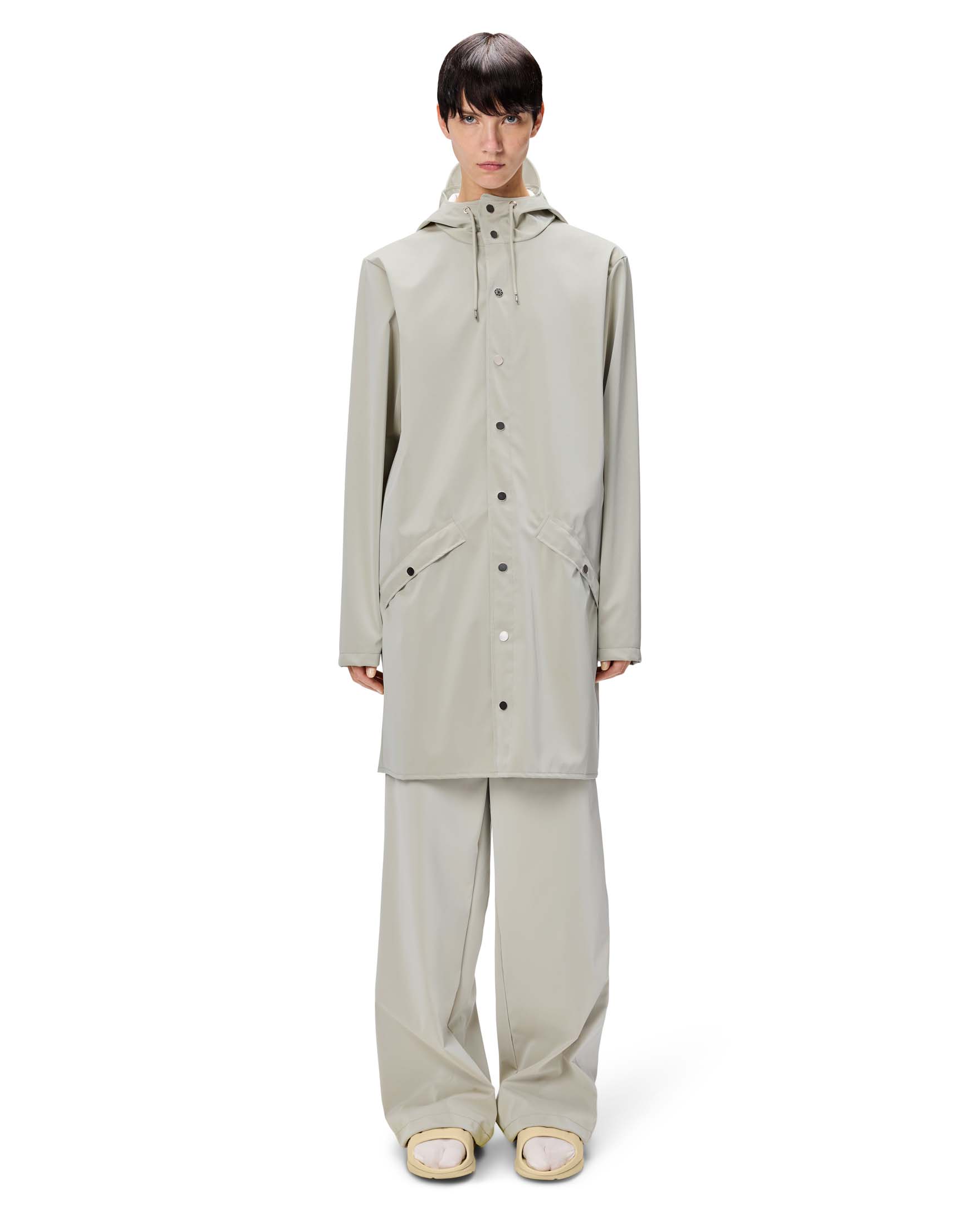 Impermeabile Long Jacket color gesso metallizzato con cappuccio dalla finitura metallica
