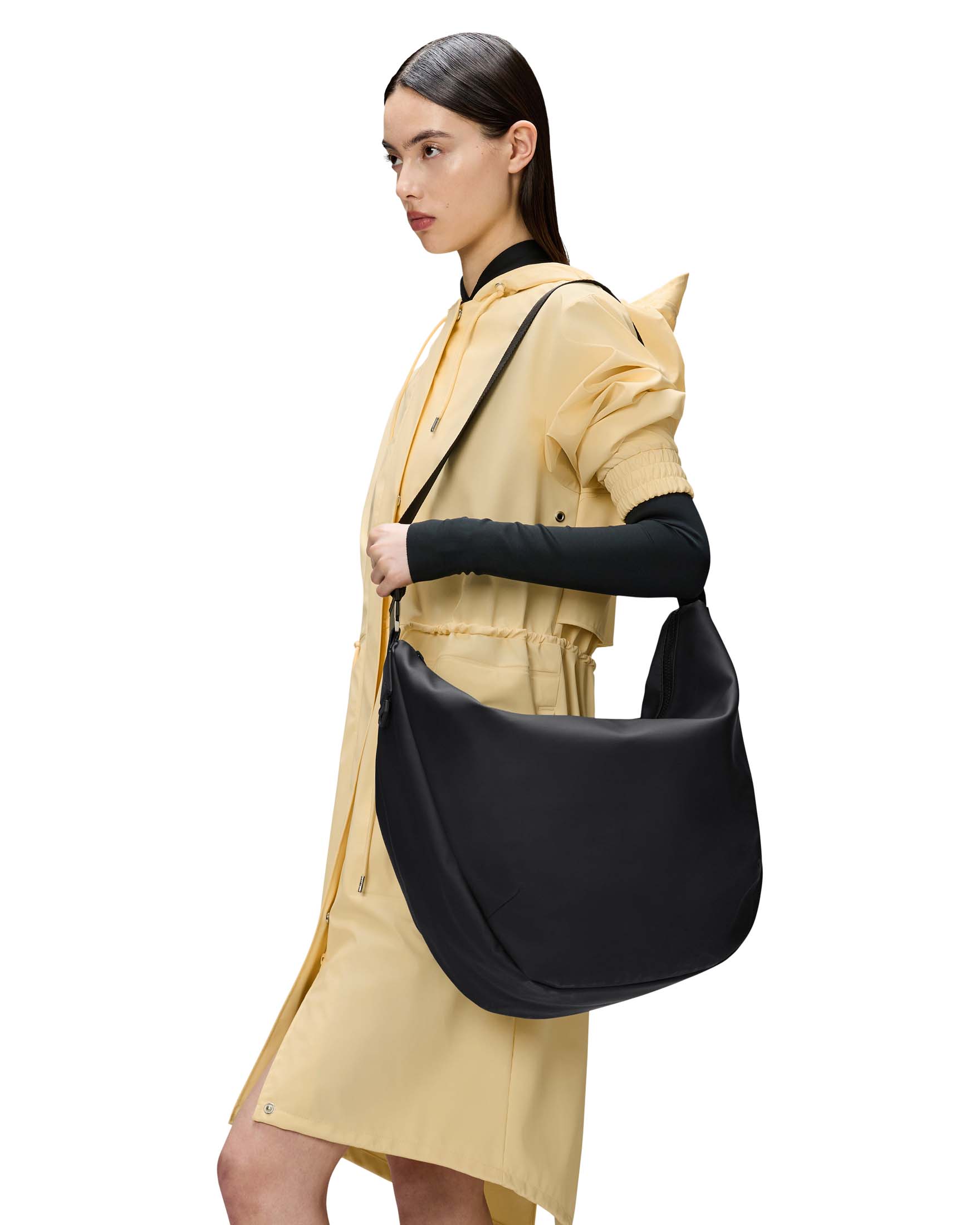 Valera Shoulder Bag nera misura grande a mezza luna in tessuto impermeabile con tracolla regolabile image