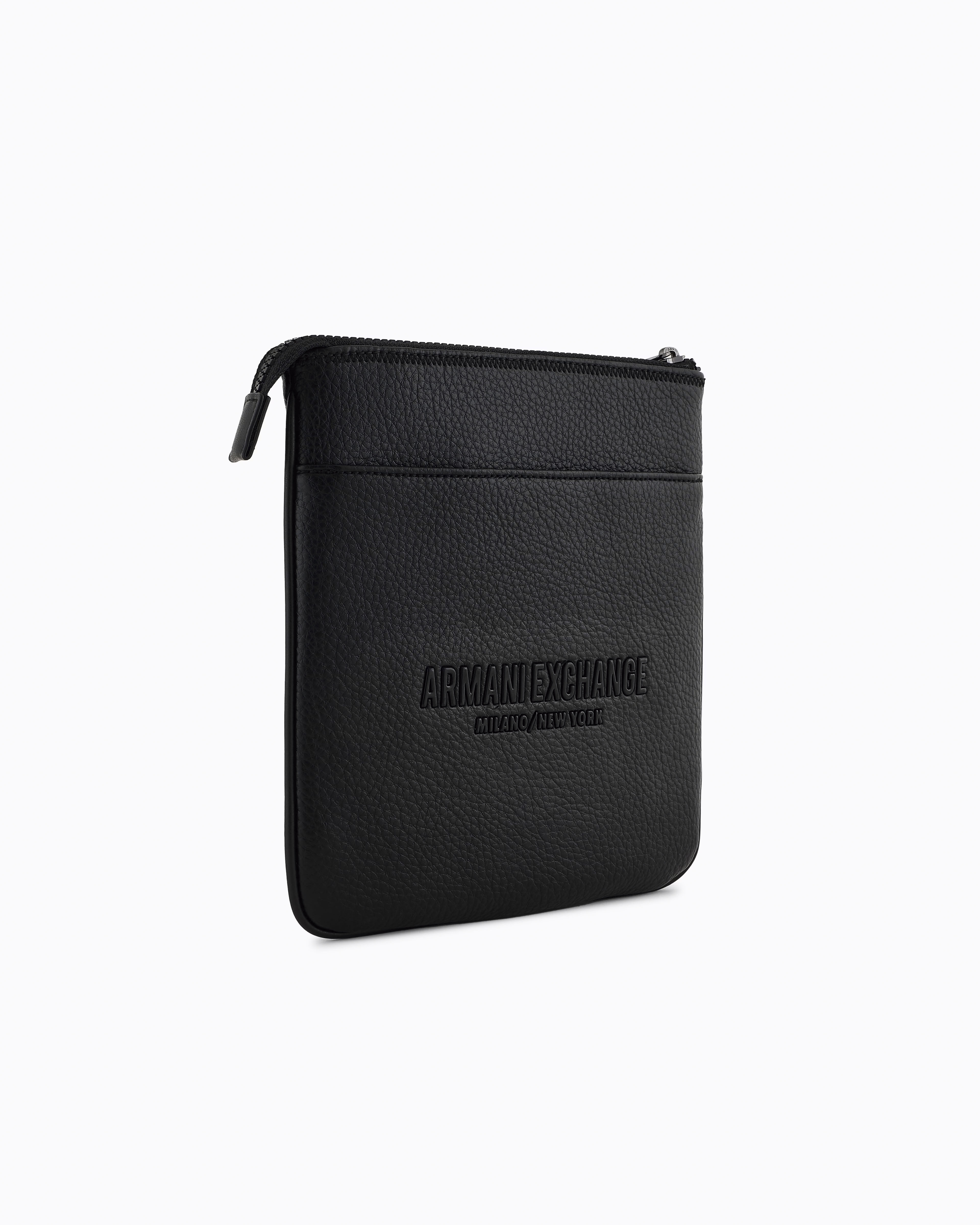 Borsa a tracolla piatta Armani Exchange nera in similpelle martellata con logo frontale in metallo in tono