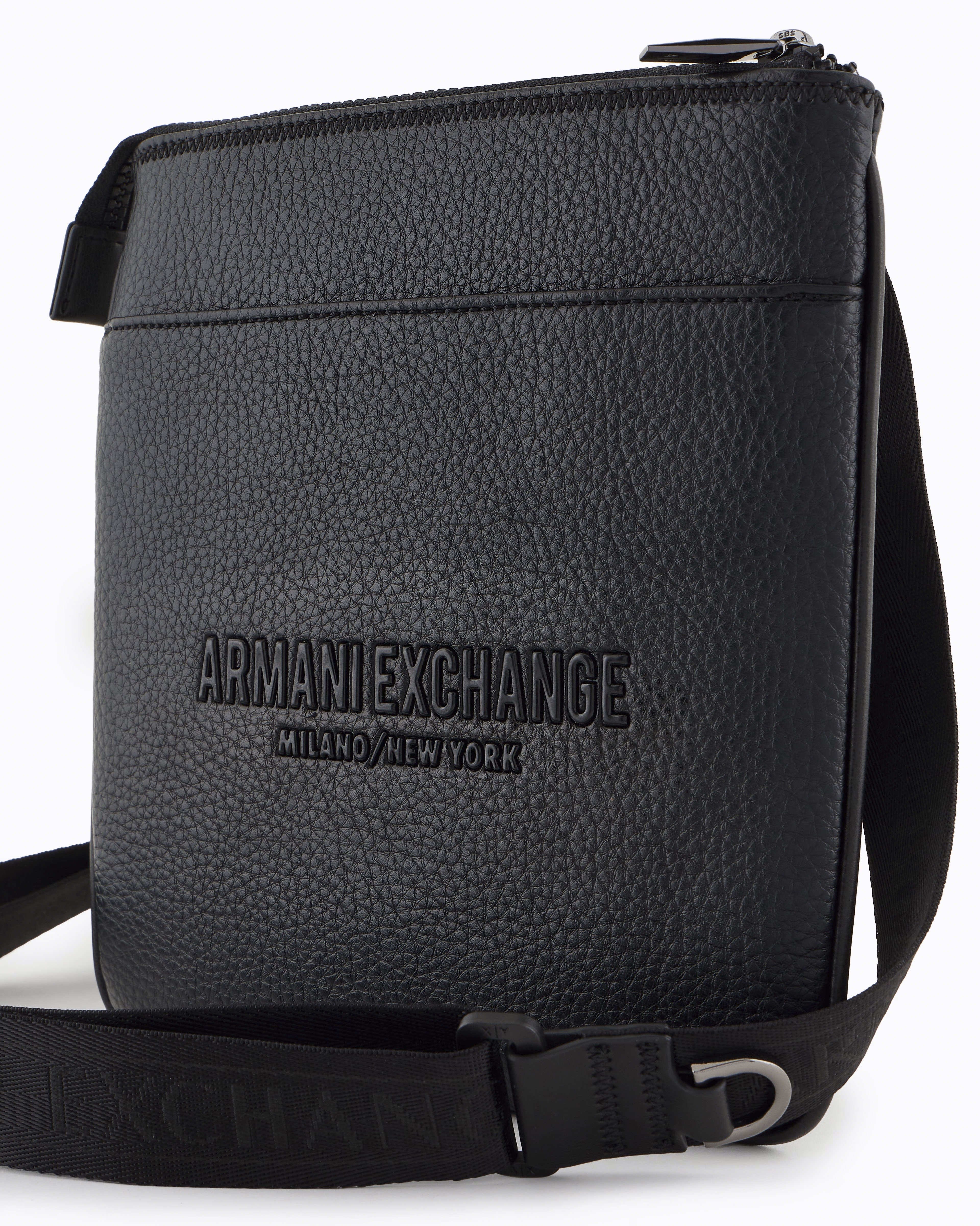 Borsa a tracolla piatta Armani Exchange nera in similpelle martellata con logo frontale in metallo in tono