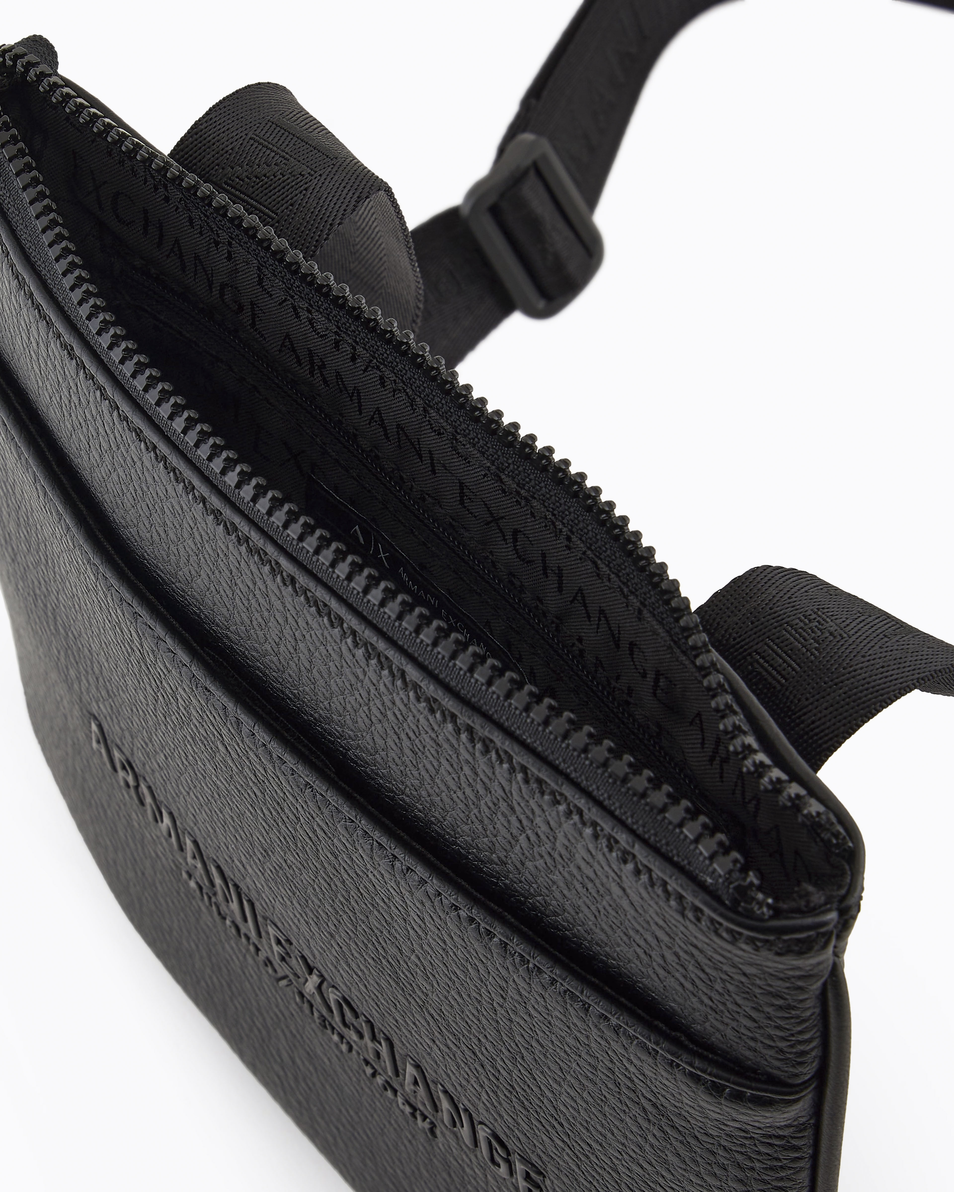 Borsa a tracolla piatta Armani Exchange nera in similpelle martellata con logo frontale in metallo in tono