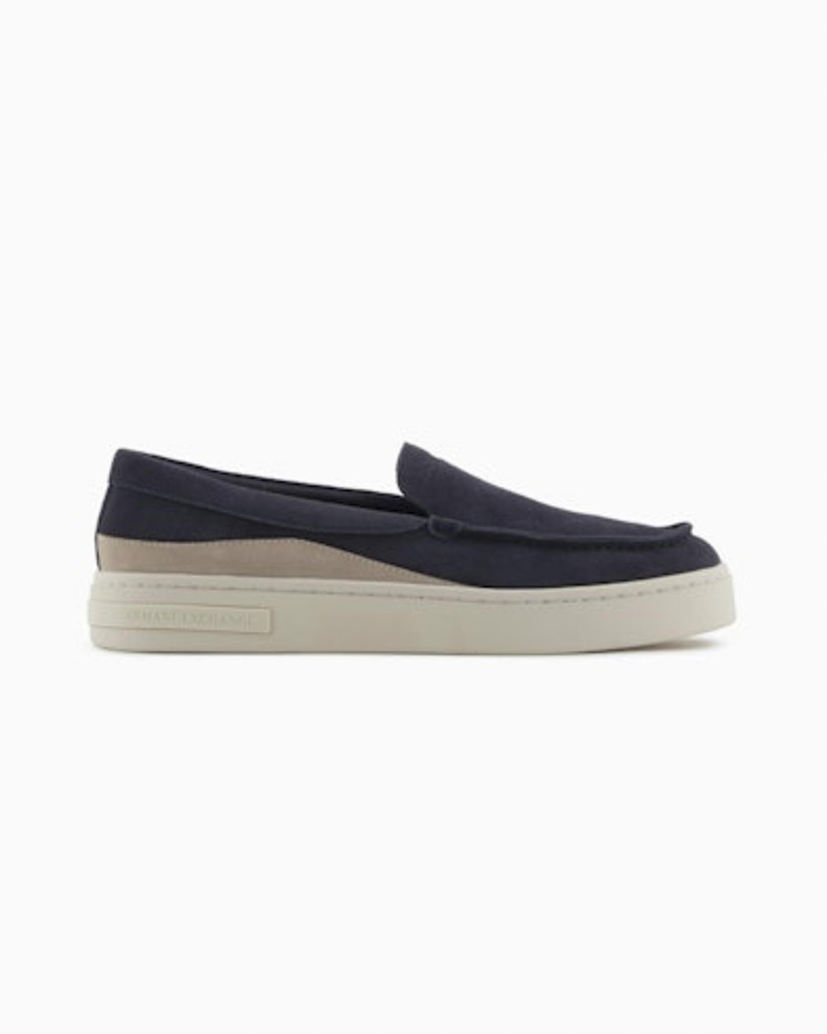 Mocassino slip on blu con dettagli beige in pelle scamosciata