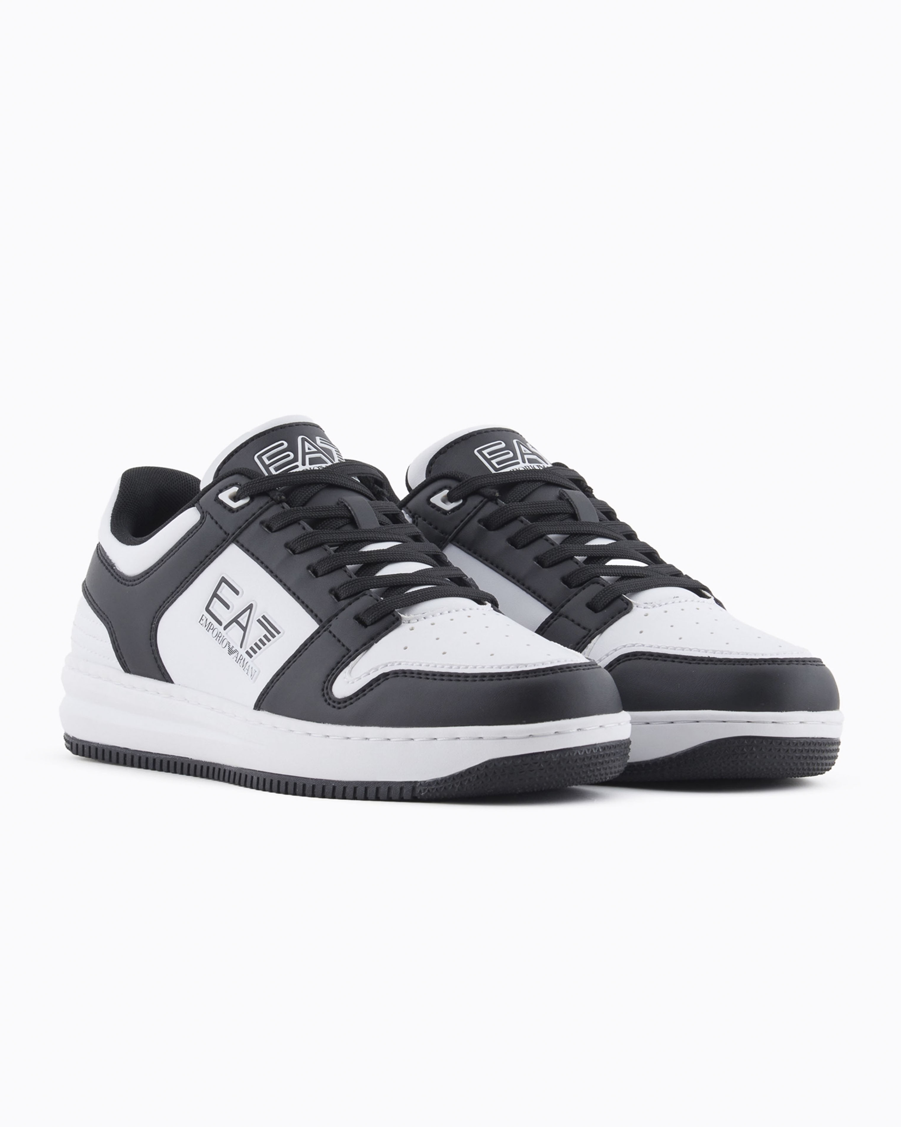 Sneakers bianche e nere in similpelle con logo a lato image