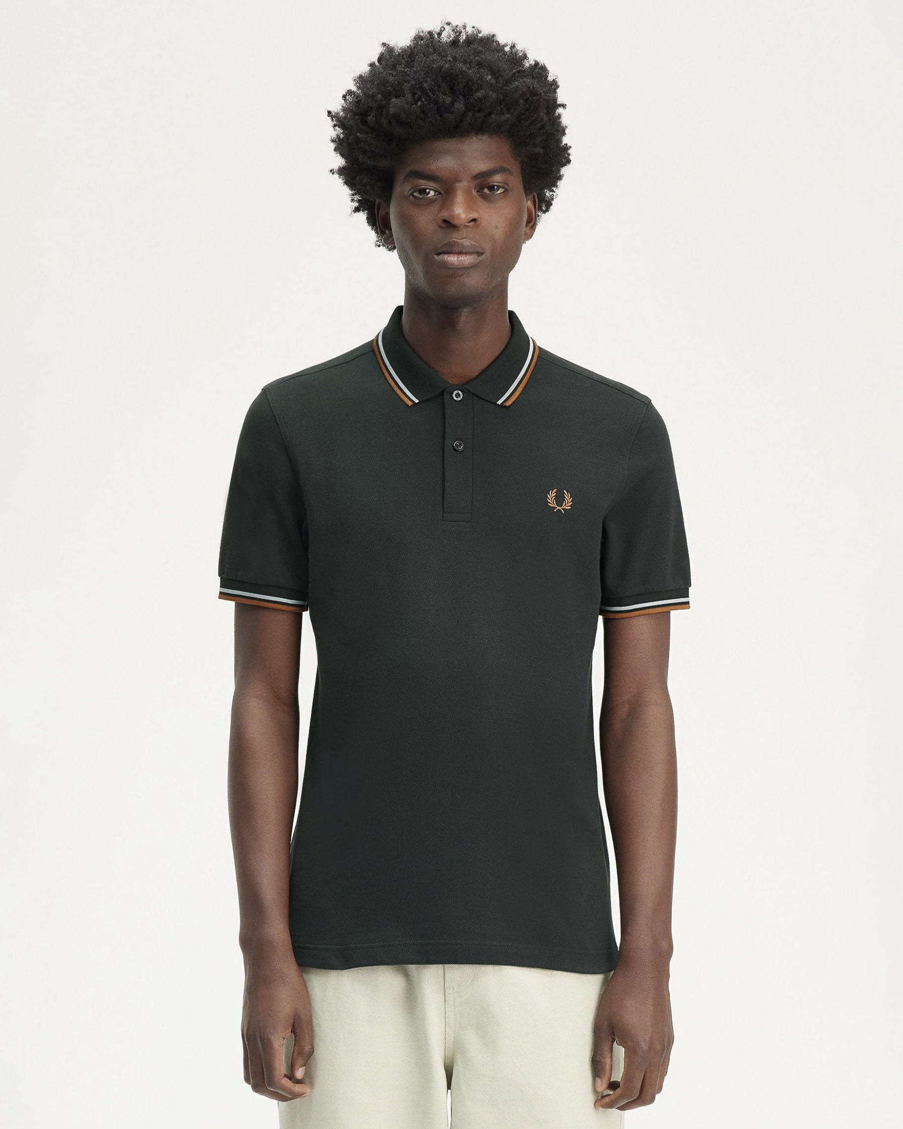 Polo verde scuro mezza manica con bordino bianco e arancione
