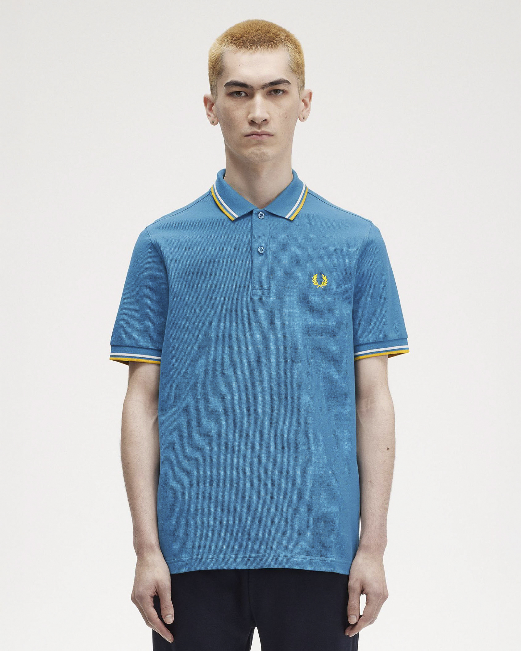 Polo turchese mezza manica con bordino bianco e giallo