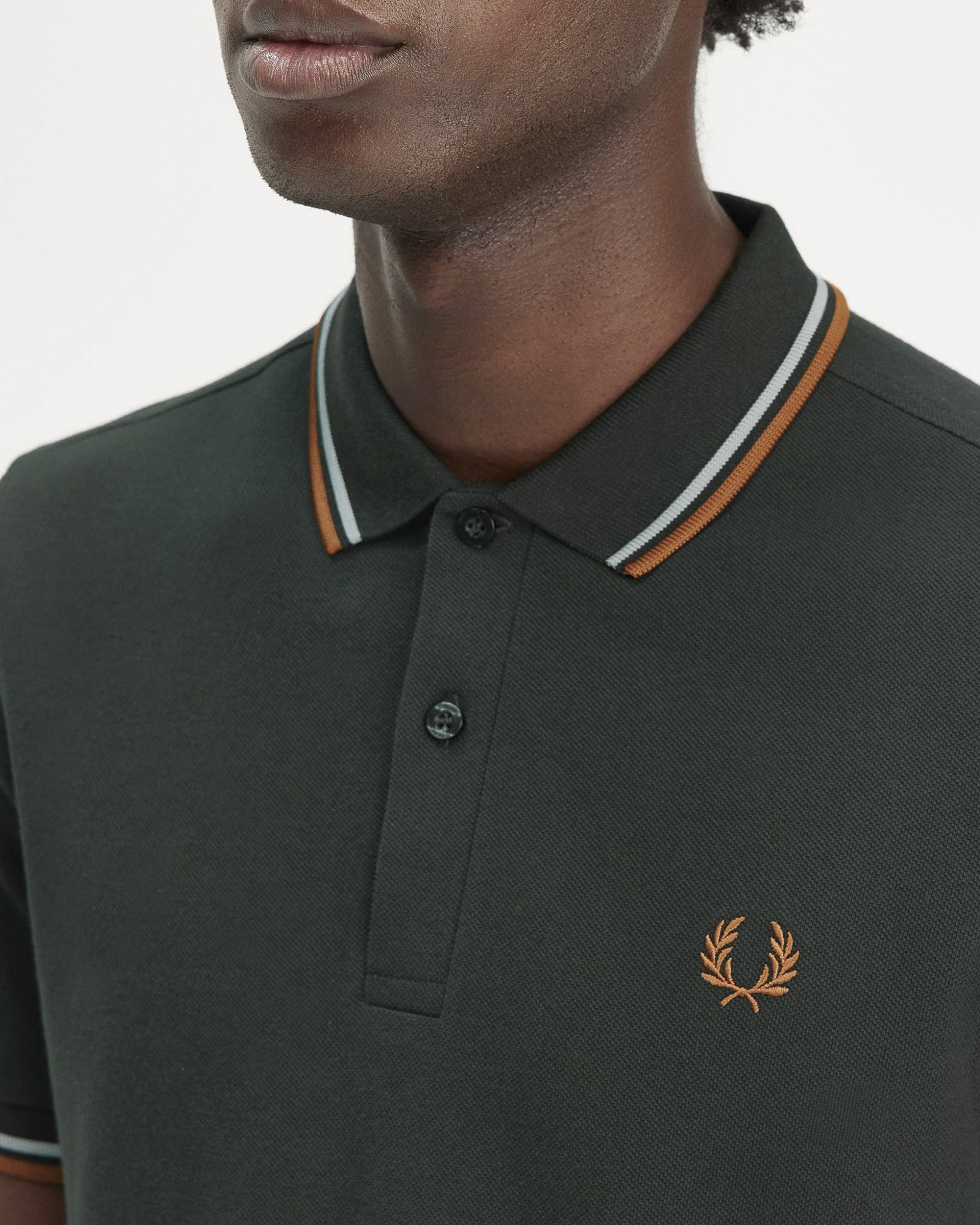 Polo verde scuro mezza manica con bordino bianco e arancione image