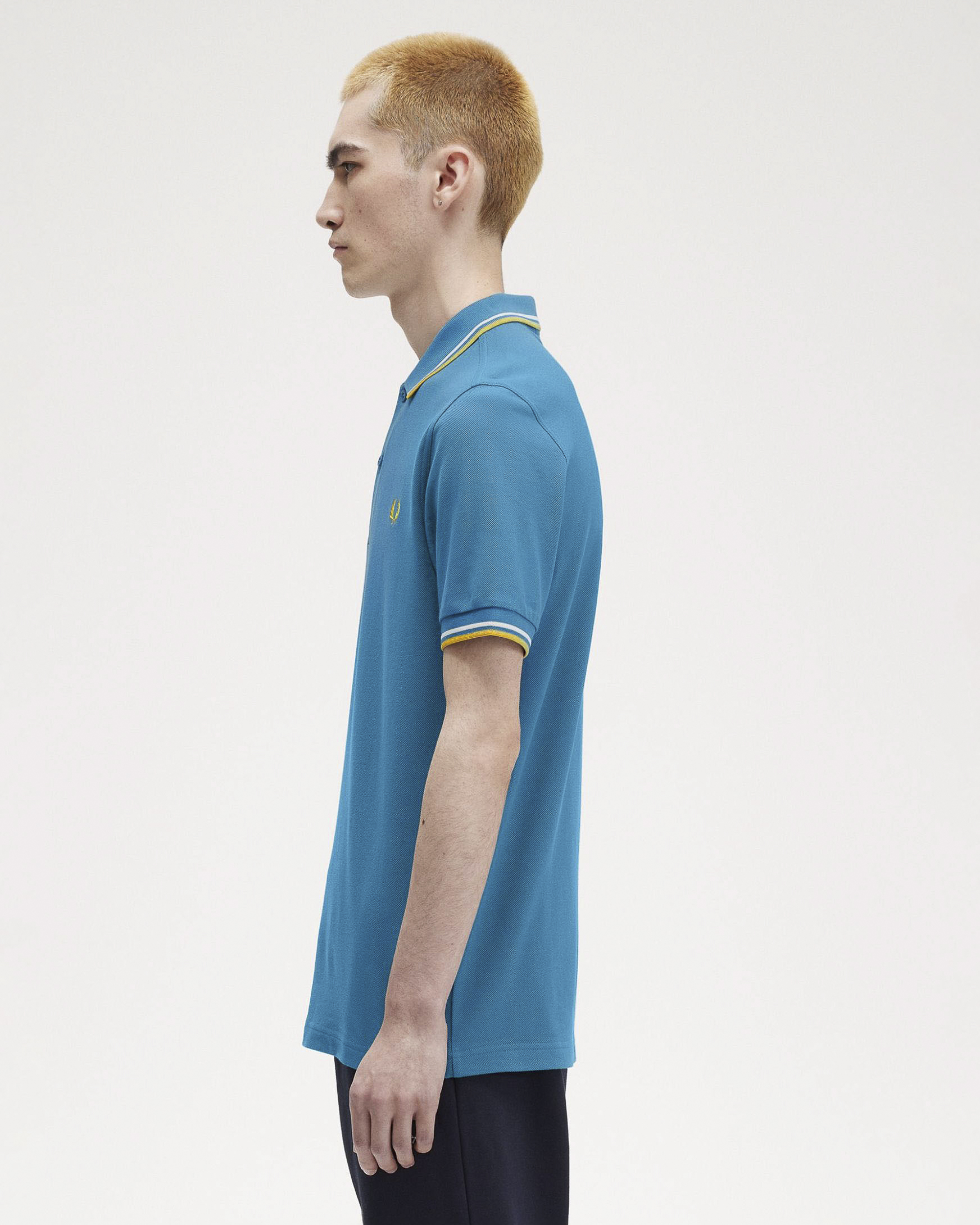 Polo turchese mezza manica con bordino bianco e giallo