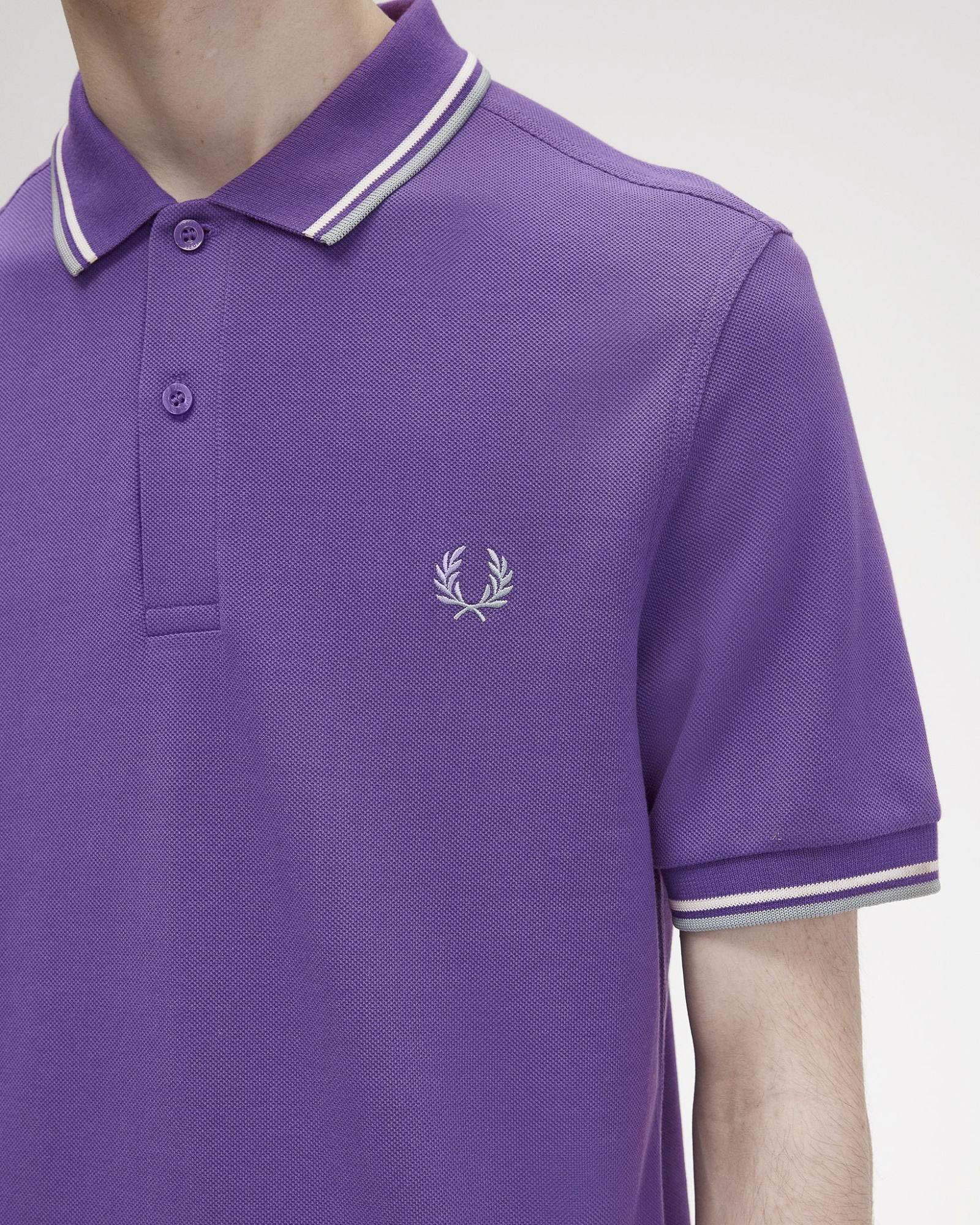 Polo viola mezza manica con bordino bianco e grigio image
