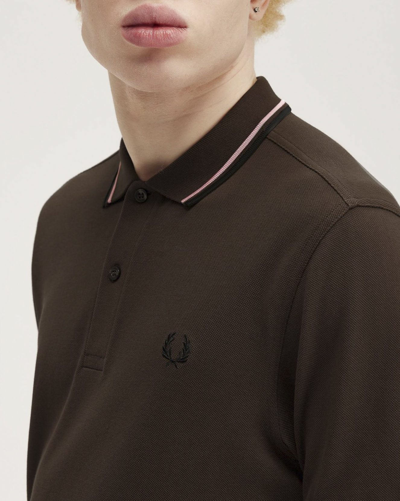 Polo marrone mezza manica con bordino rosa e nero image