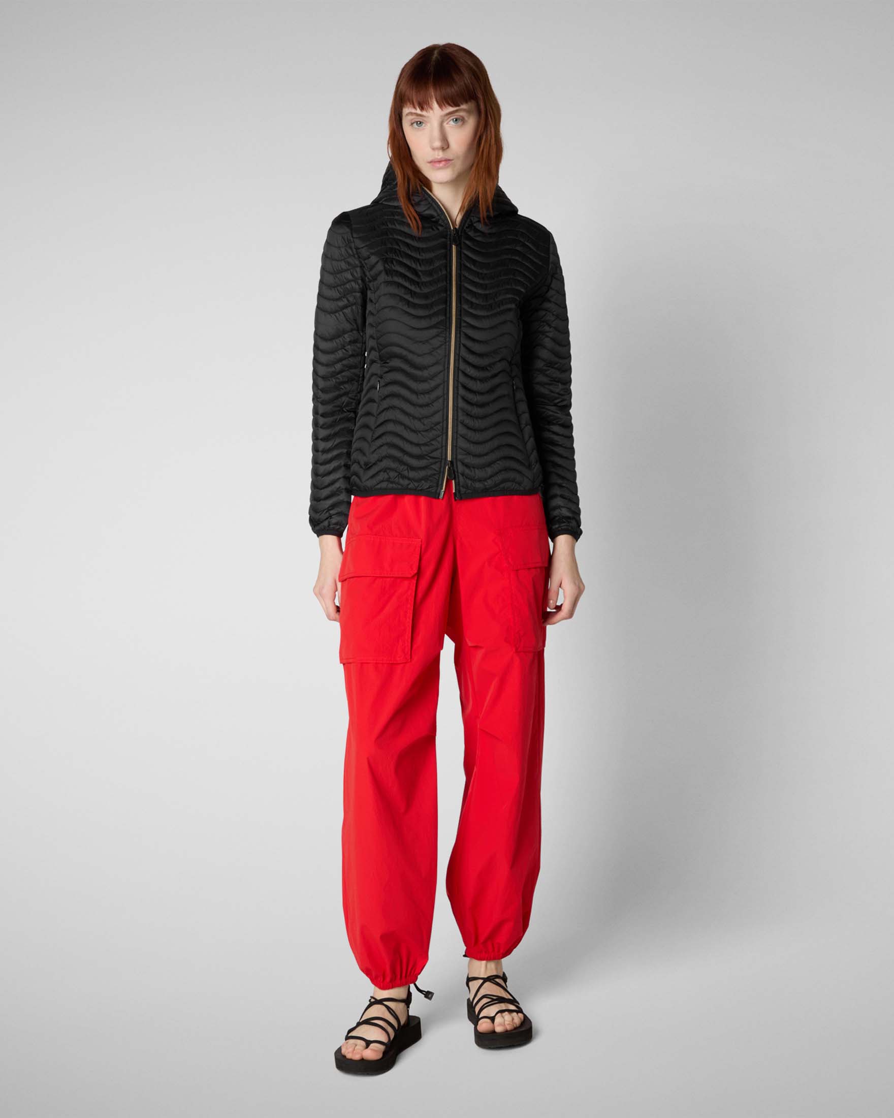 Piumino nero leggero Save the duck con cappuccio e finish effetto raso a trapuntatura a onde image