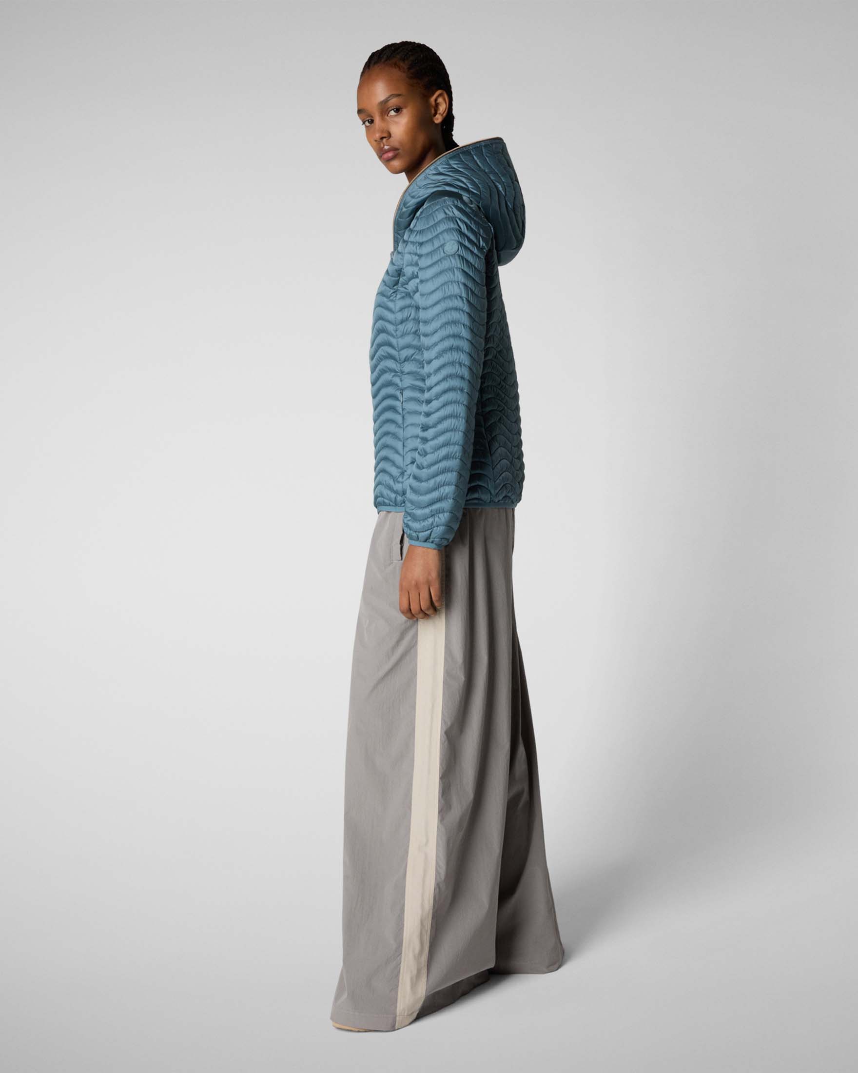 Piumino leggero color avio Save the duck con cappuccio e finish effetto raso a trapuntatura a onde image