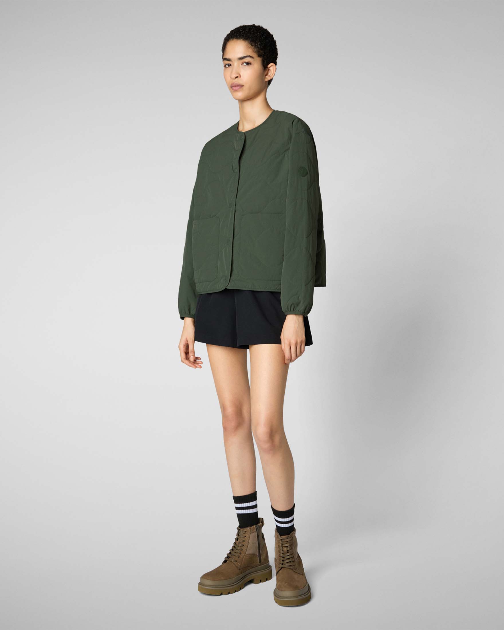 Piumino verde militare trapuntato modello Loop con scollo tondo image