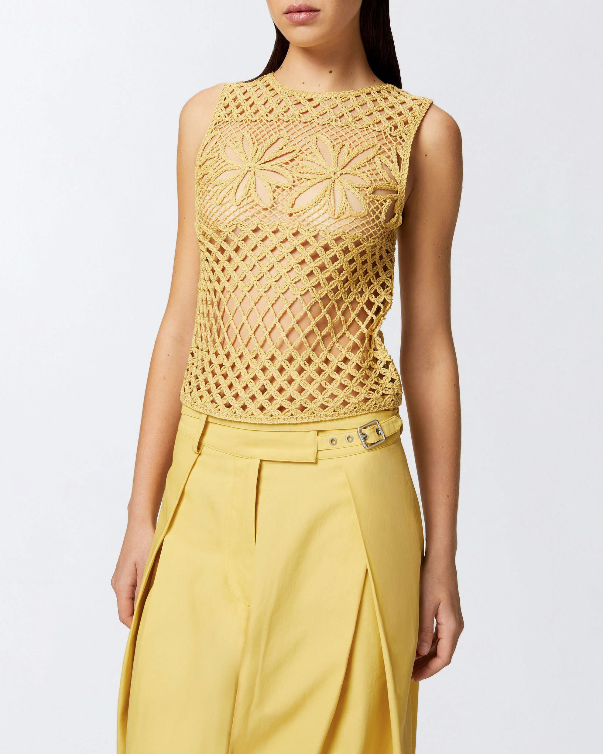 Top smanicato color ocra in filato crochet lavorato con motivo a rombi e a fantasia florerale