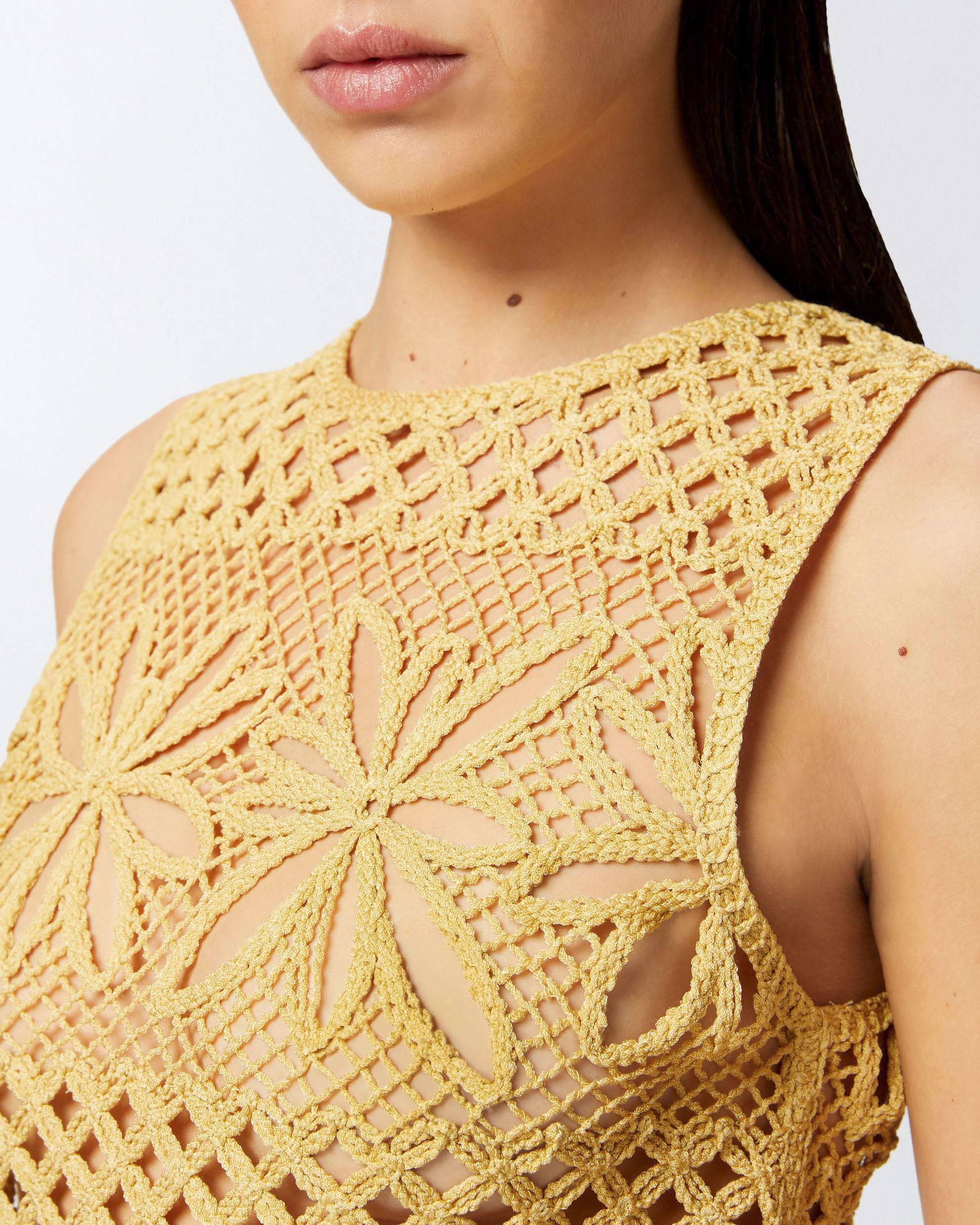 Top smanicato color ocra in filato crochet lavorato con motivo a rombi e a fantasia florerale