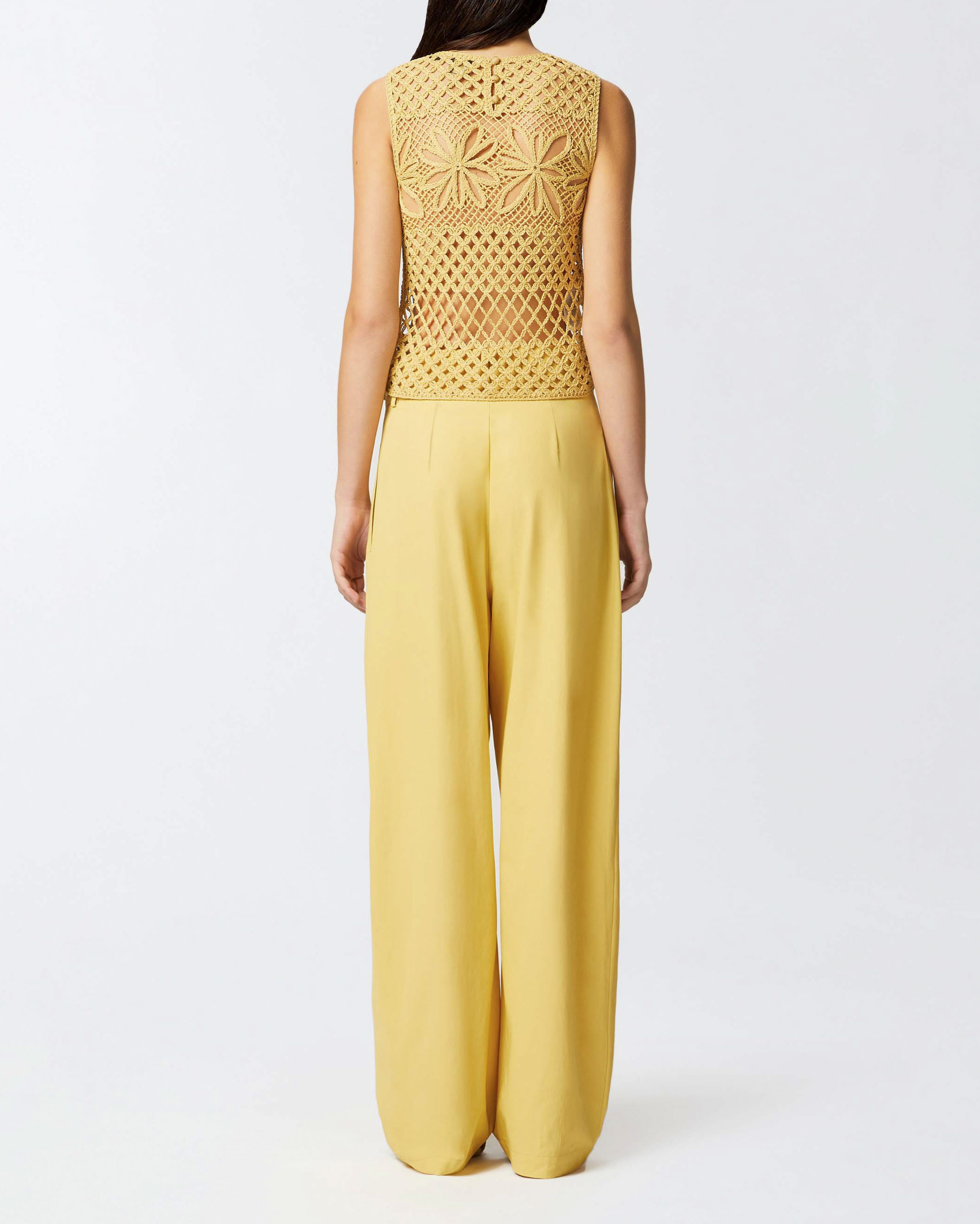 Top smanicato color ocra in filato crochet lavorato con motivo a rombi e a fantasia florerale