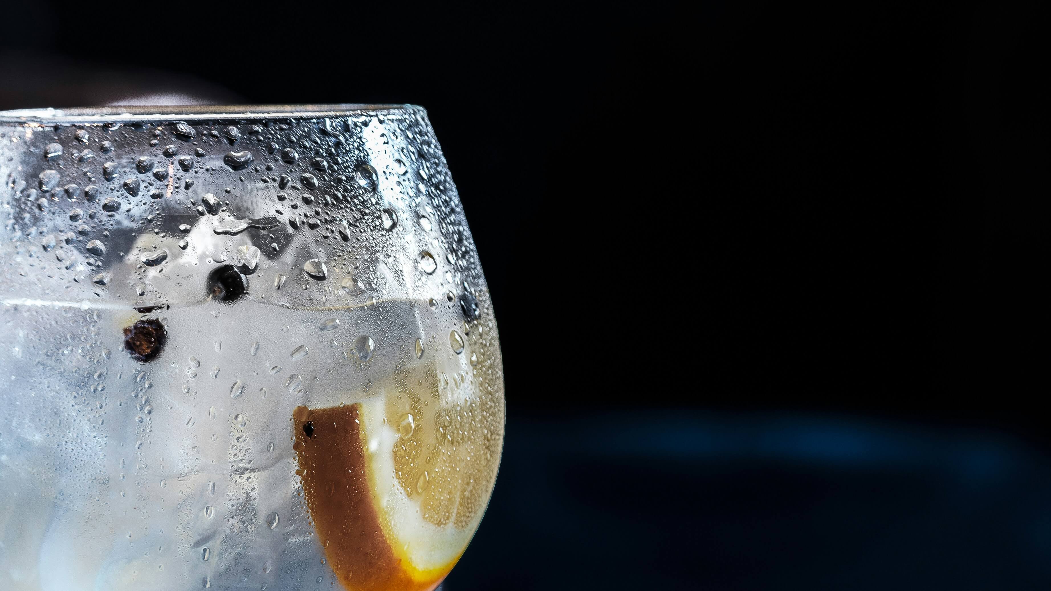 Cocktail gourmet con gin e prosecco