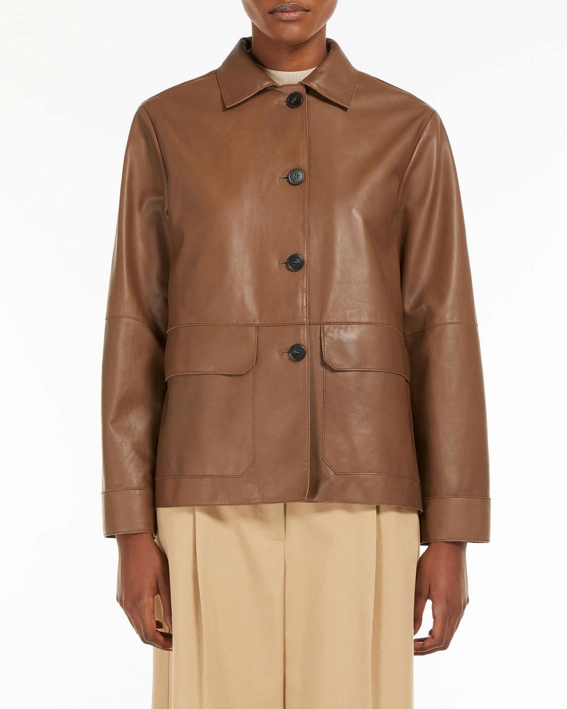 Giacca color color cuoio in pelle con colletto a camicia e tasche laterali con patta