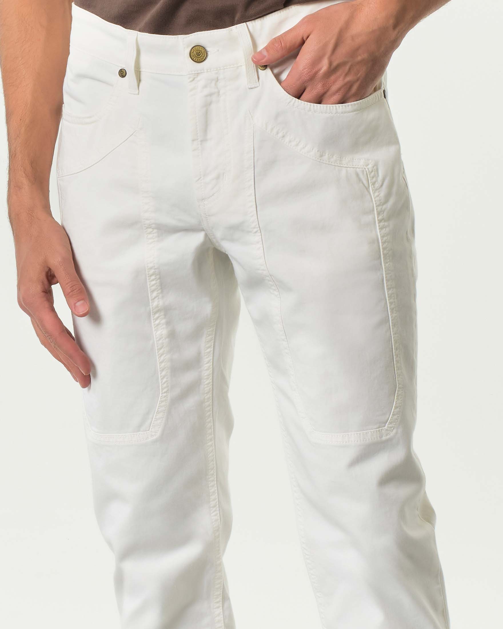 Pantalone avorio cinque tasche modello PA077 in gabardina di cotone stretch con toppa