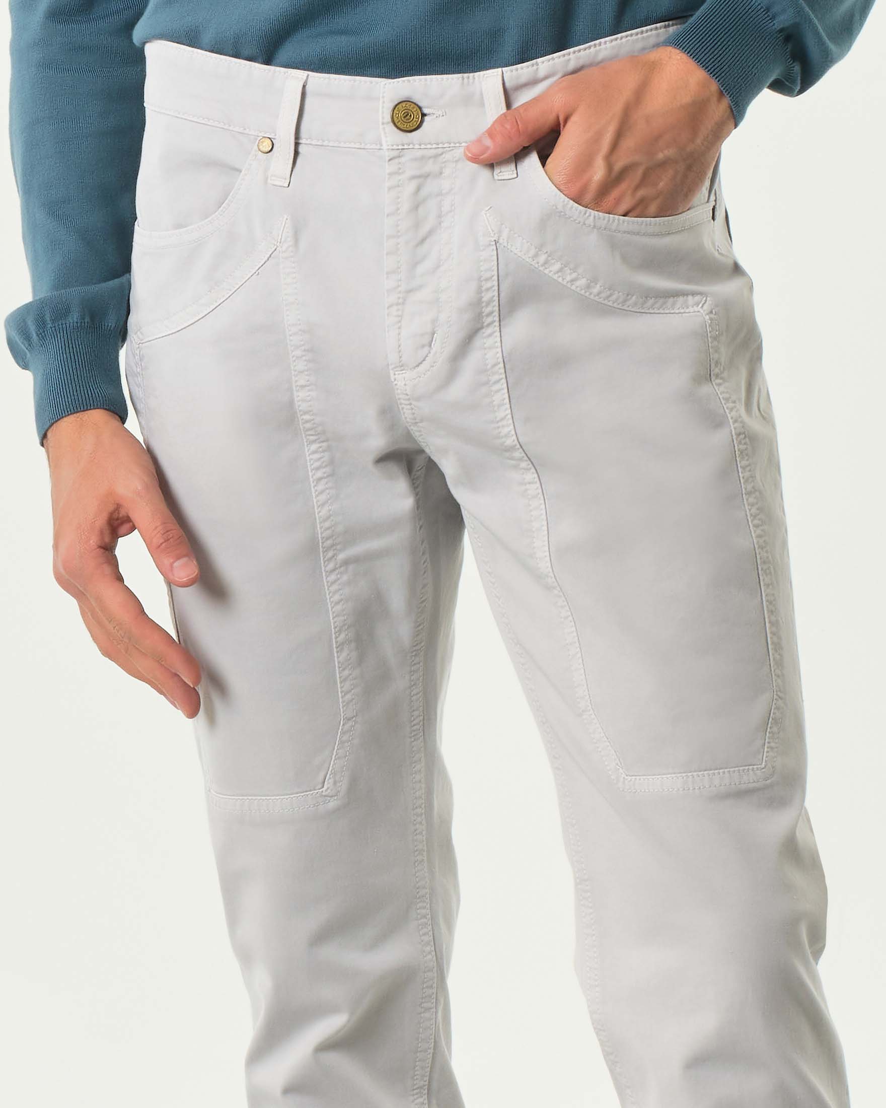 Pantalone ghiaccio cinque tasche modello PA077 in gabardina di cotone stretch con toppa